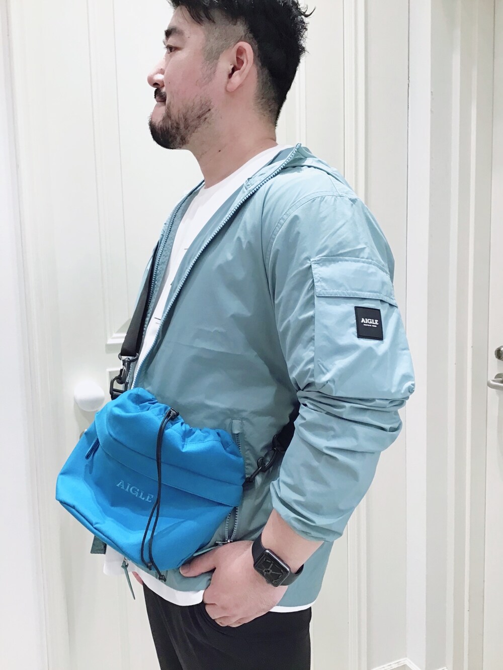 「淡色コーデ、アウトドアスタイル、休日スタイル、白Tシャツ」｜「AIGLEのアイテム（ショルダーバッグ、ブルー系）」を使った、tezuka08aigleさん（メンズ・173cm）の春コーディネートの4枚目の写真