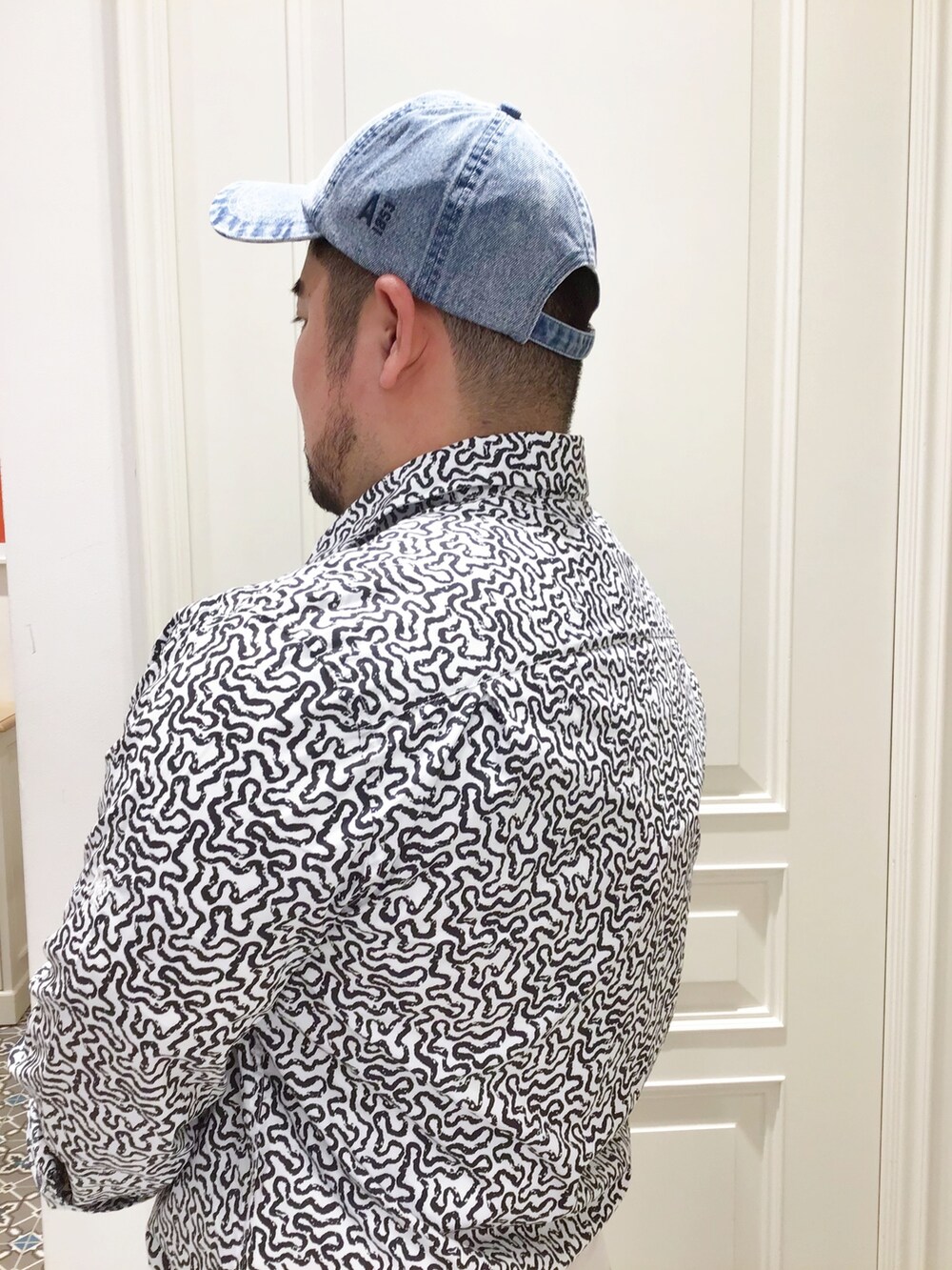 「カーペンターパンツ、カーゴパンツ、柄シャツ、初夏コーデ」｜「AIGLEのプリントロングスリーブポプリンシャツ（シャツ/ブラウス、ホワイト系）」を使った、tezuka08aigleさん（メンズ・173cm）の春コーディネートの3枚目の写真