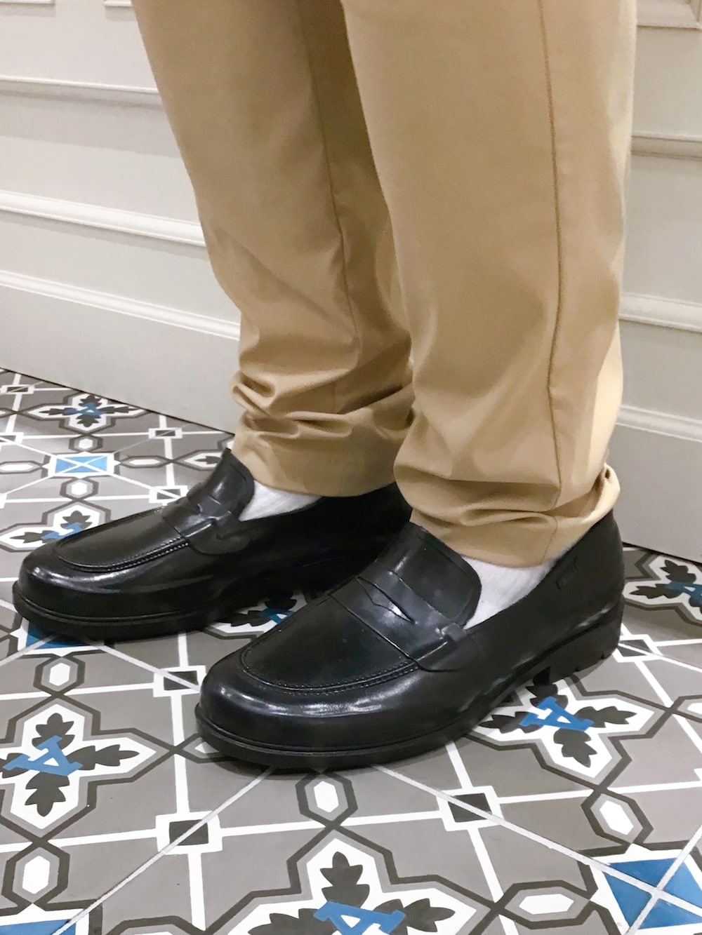 「シンプルコーデ、トートバッグ、ポロシャツコーデ、ローファー、ビジネスカジュアル」｜「AIGLEのMIJ クールマックス AIGLE 半袖ポロシャツ（ポロシャツ、ホワイト系）」を使った、tezuka08aigleさん（メンズ・173cm）の夏コーディネートの4枚目の写真