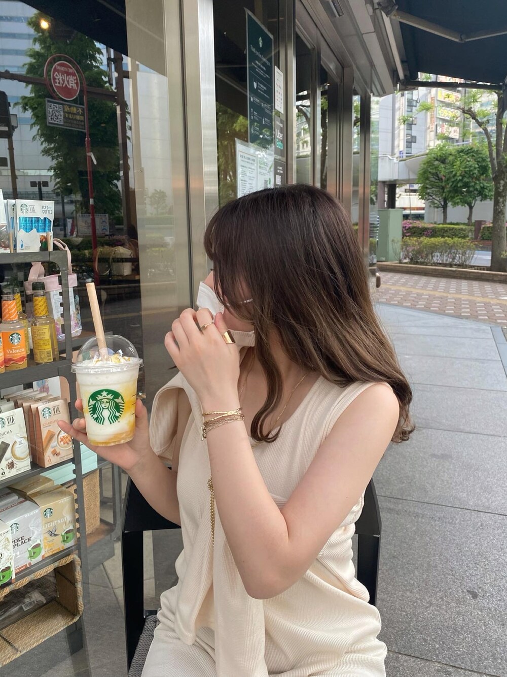 ホワイト系のワンピース、ゴールド系のネックレスを着用したレディースの春コーディネートの2枚目の写真