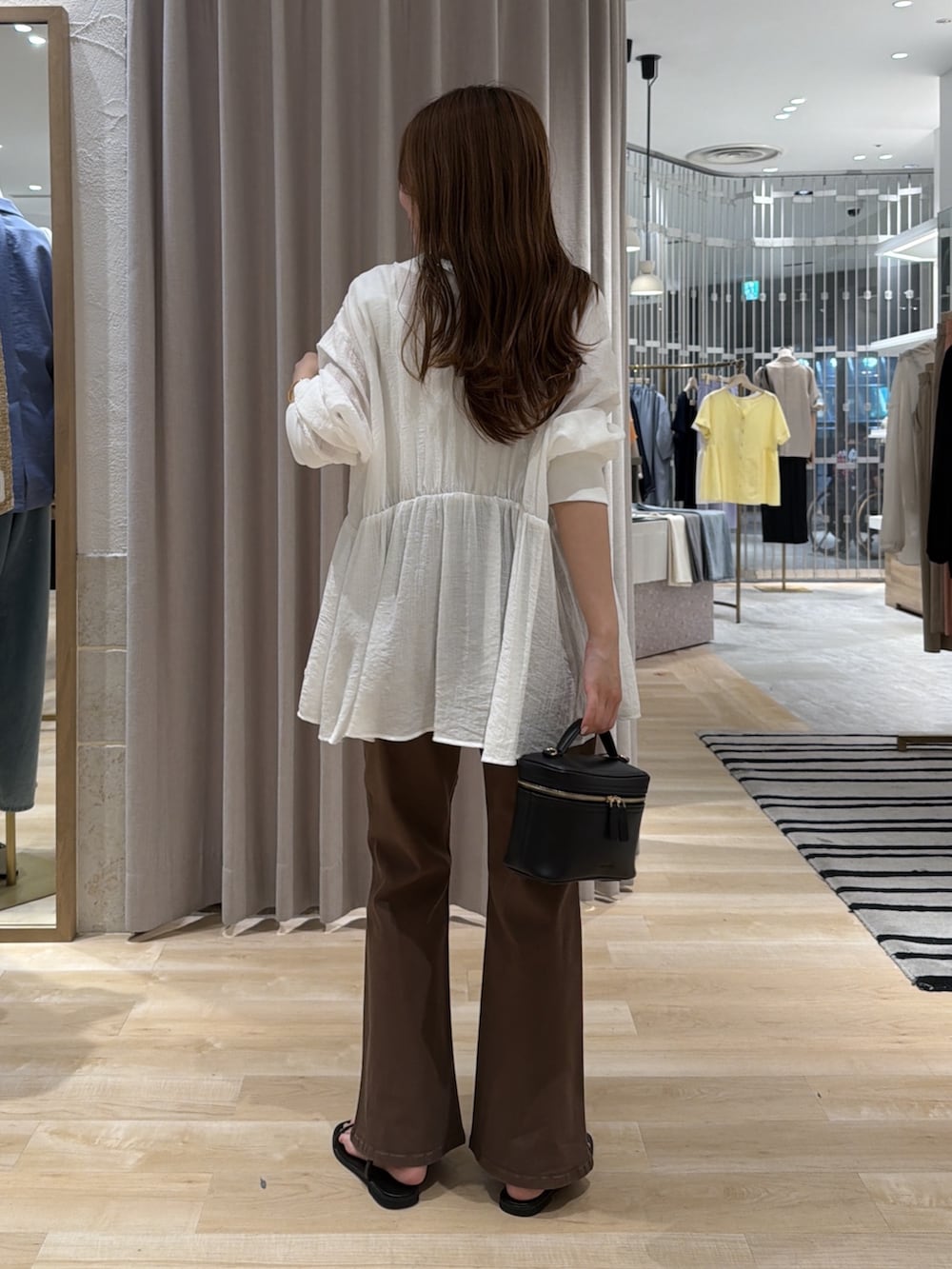 ホワイト系のシャツ/ブラウス、ホワイト系のタンクトップ、ブラウン系のデニムパンツを着用したレディースの夏コーディネートの3枚目の写真