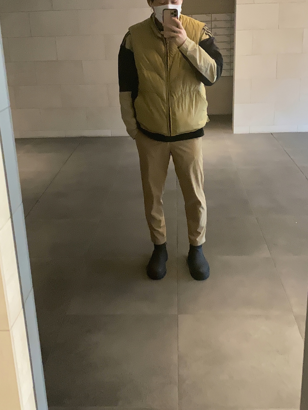 「大人コーデ、カジュアルコーデ、おしゃれさんと繋がりたい、春コーデ、プチプラコーデ」｜「Supreme のアイテム（ニットキャップ/ビーニー、ブラック系）」を使った、もんもんさん（メンズ・175cm）の春コーディネートの2枚目の写真