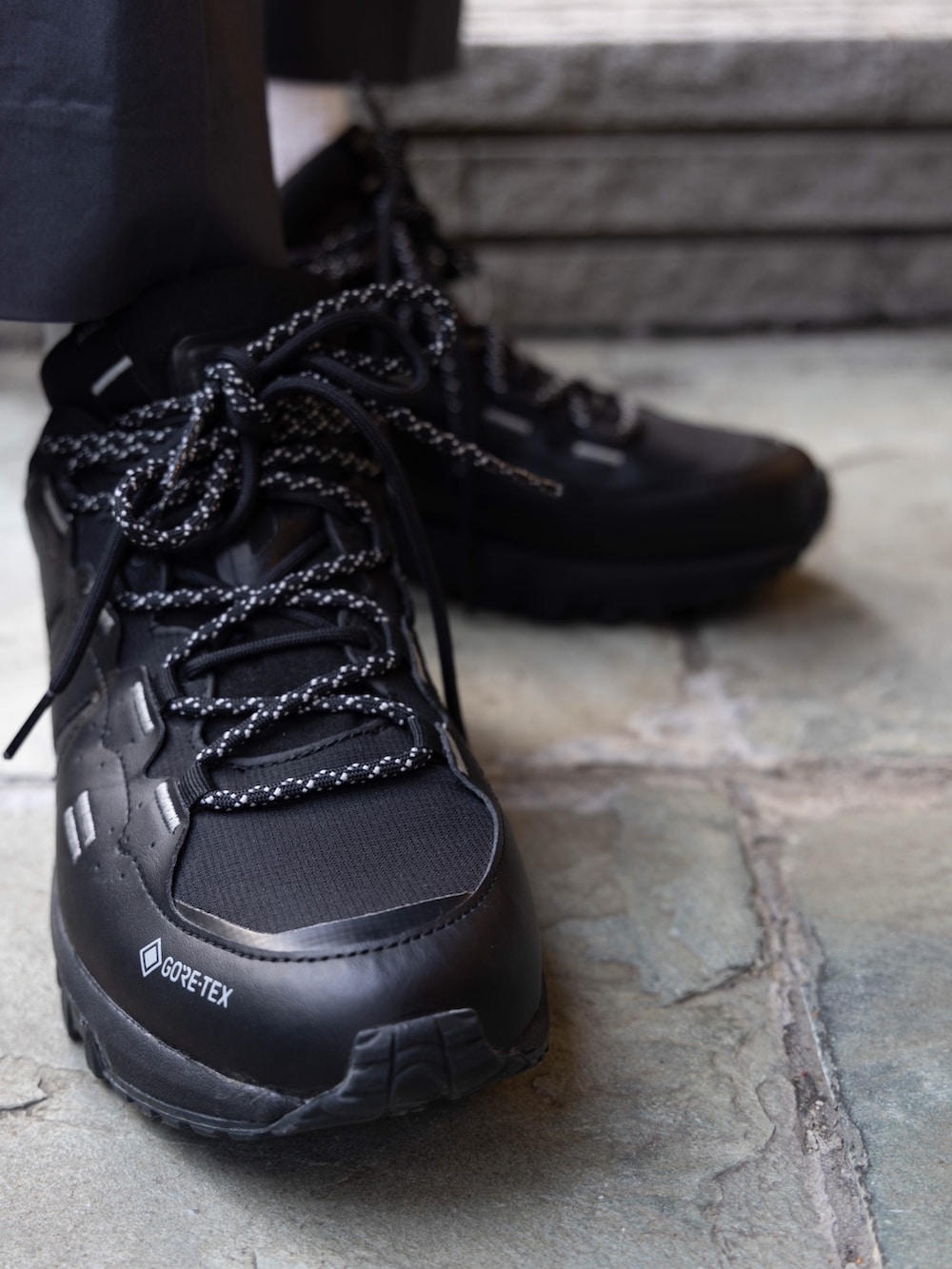 グリーン系のマウンテンパーカー、グリーン系のTシャツ/カットソー、グリーン系のボディバッグ/ウエストポーチを着用したメンズの夏コーディネートの5枚目の写真