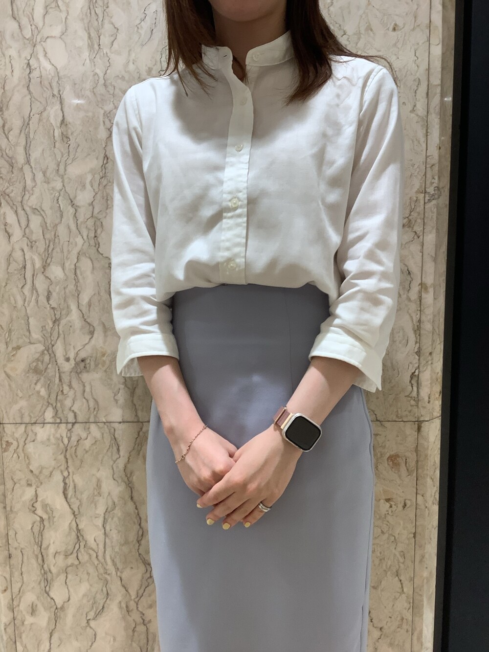 ホワイト系のシャツ/ブラウスを着用したレディースの夏コーディネートの2枚目の写真