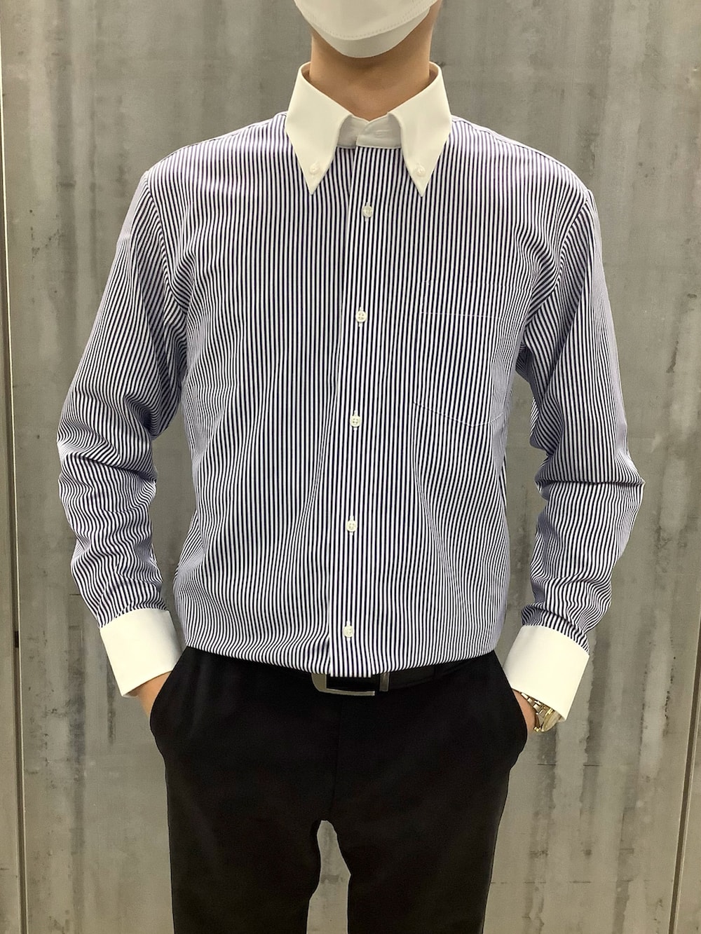 ブルー系のビジネスシャツを着用したメンズの冬コーディネートの2枚目の写真