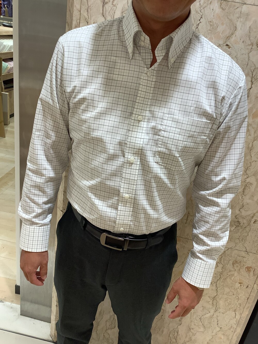 グレー系のビジネスシャツを着用したメンズの秋コーディネートの2枚目の写真