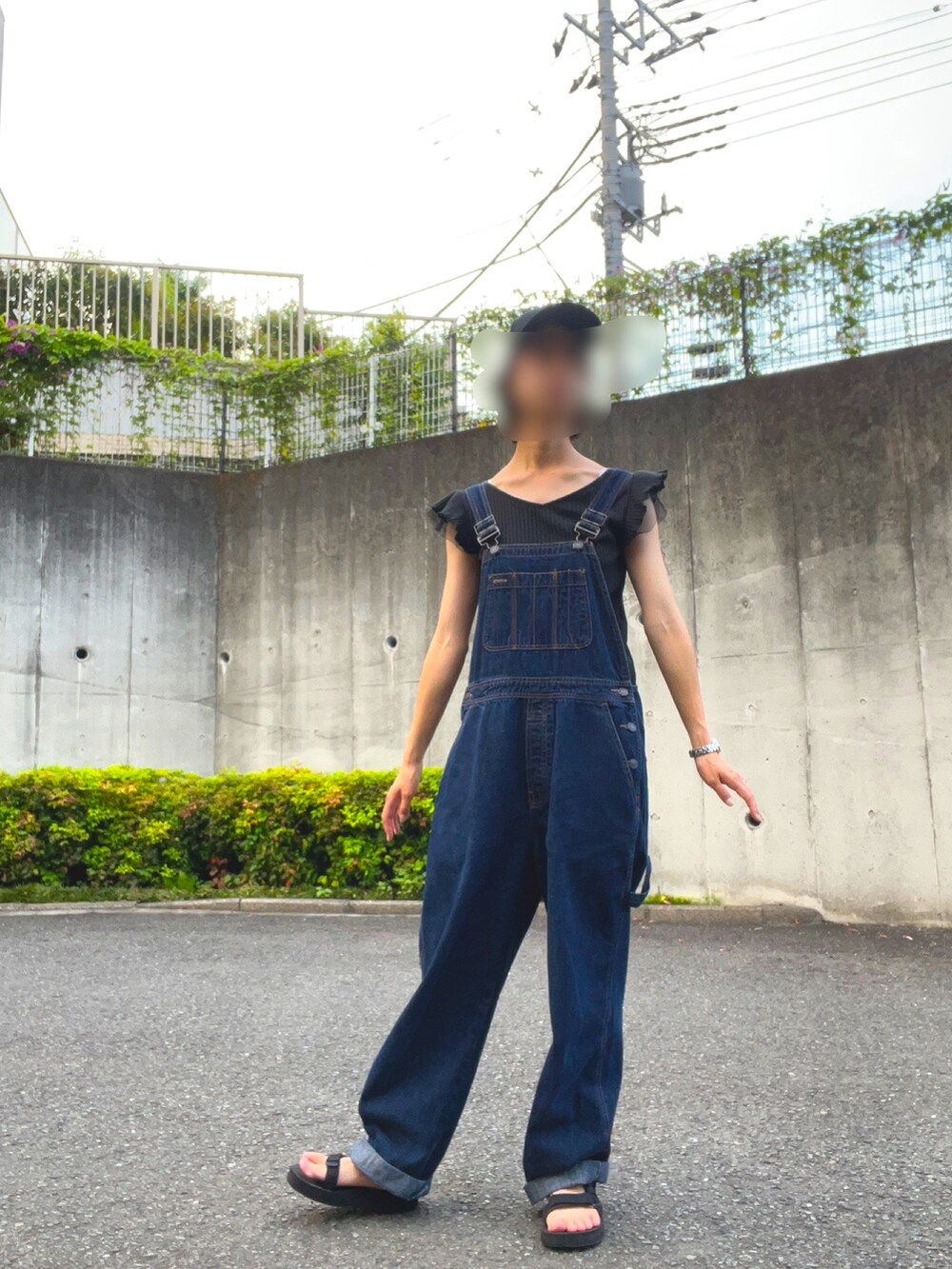 ブラック系のサンダル、ブルー系のその他パンツを着用したレディースの夏コーディネートの2枚目の写真