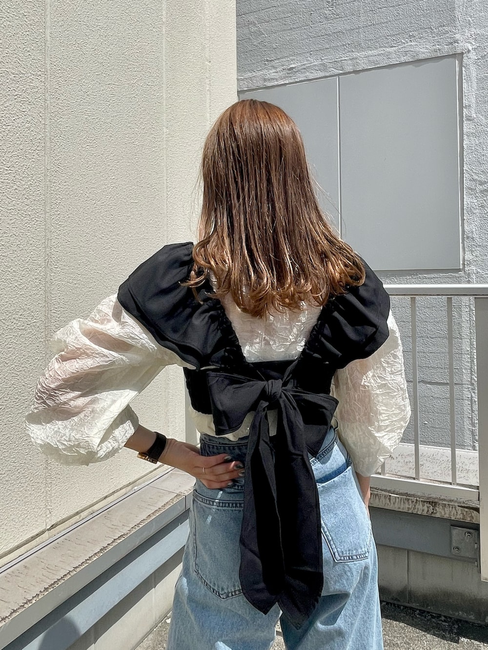 ブラック系のシャツ/ブラウス、ホワイト系のシャツ/ブラウス、ブルー系のデニムパンツを着用したレディースの夏コーディネートの3枚目の写真