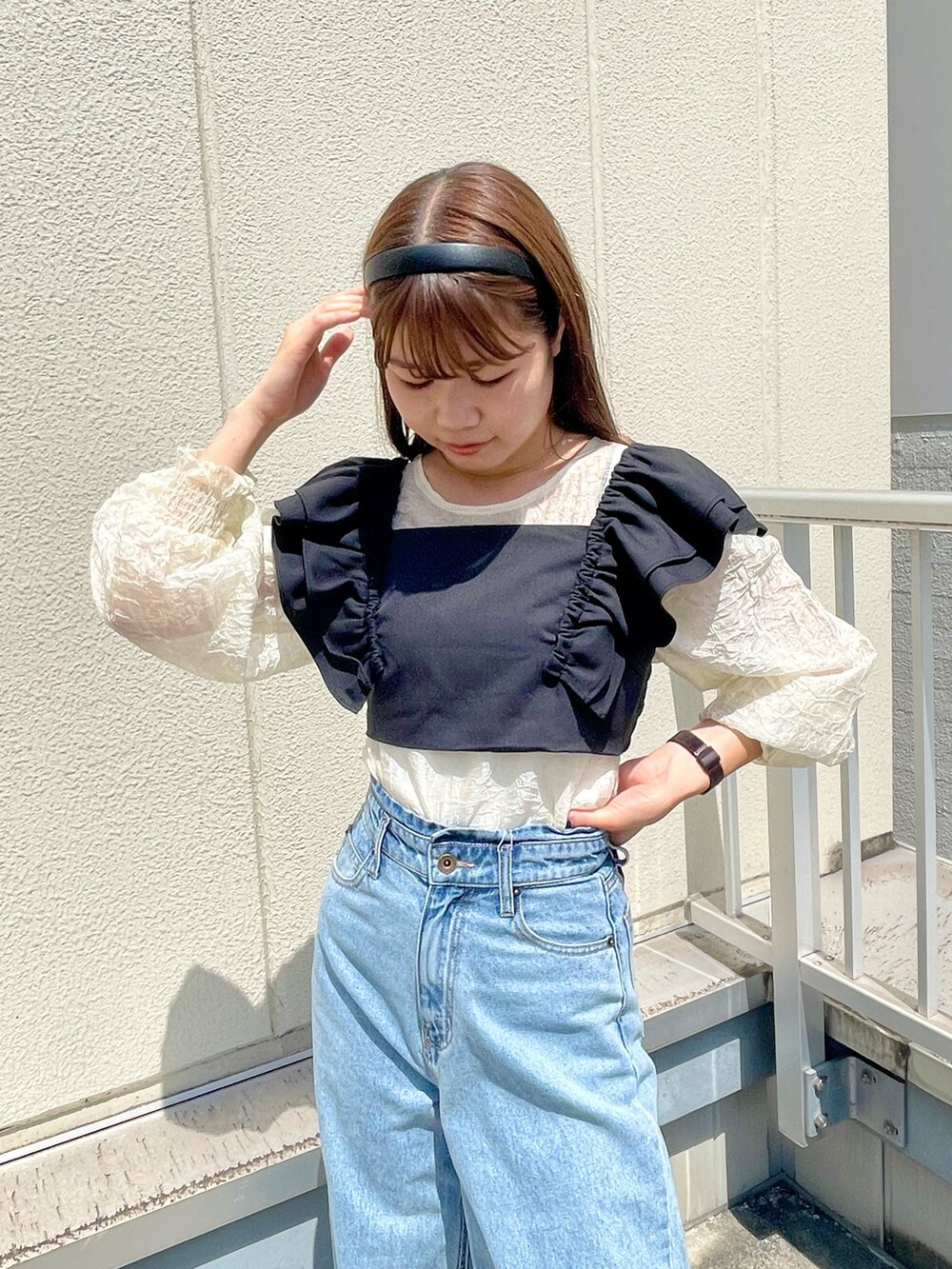 ブラック系のシャツ/ブラウス、ホワイト系のシャツ/ブラウス、ブルー系のデニムパンツを着用したレディースの夏コーディネートの2枚目の写真