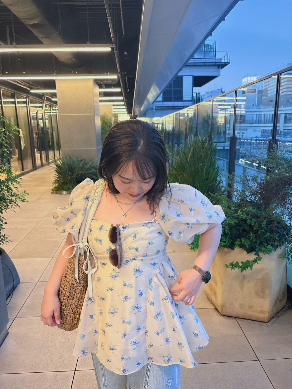 その他のシャツ/ブラウス、ブルー系のデニムパンツ、ホワイト系のかごバッグを着用したレディースの秋コーディネートの2枚目の写真