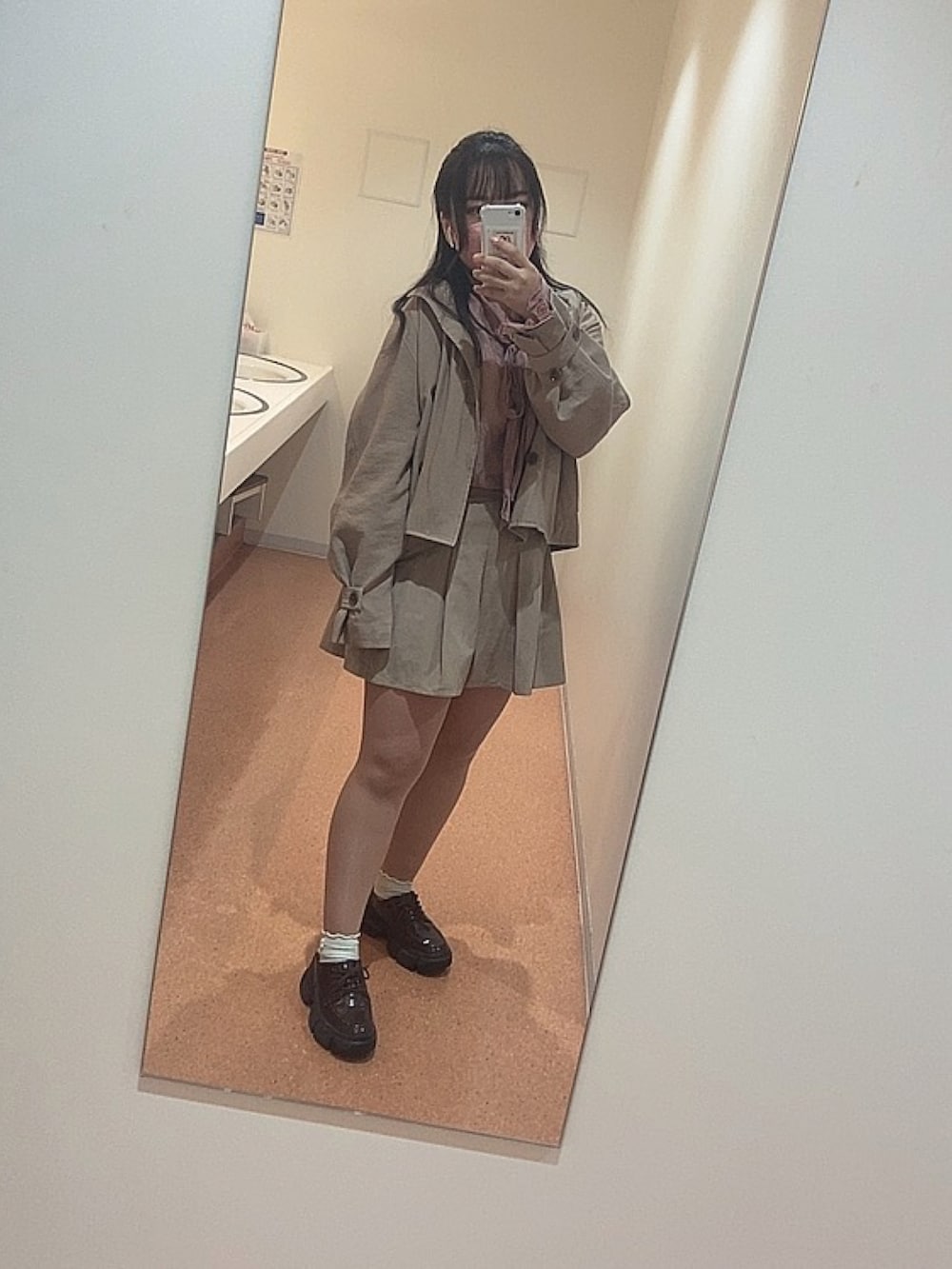 「秋冬コーデ、秋服、おしゃれさんと繋がりたい、低身長コーデ、秋トレンド2021、セットアップ、アプレジュール、ぽっちゃり、トレンチコート、wearhalloween2021、キレイめ、ベージュ」｜「HeatherのボリュームレースＵＰシューズ　892042（ドレスシューズ、ブラウン系）」を使った、はるさん（レディース・154cm）の秋コーディネートの2枚目の写真