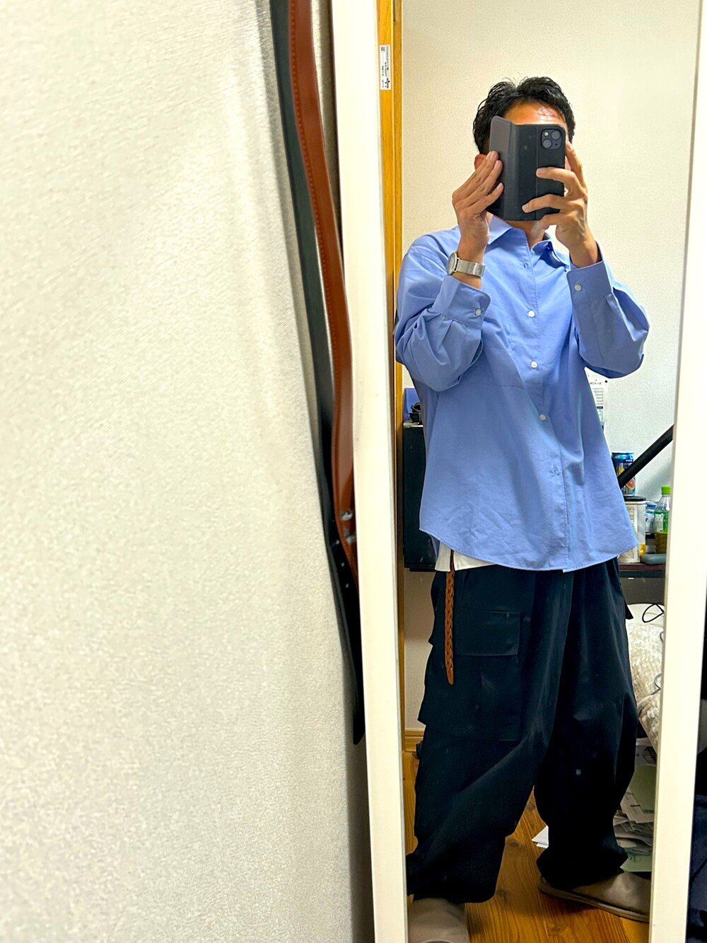 「今日のコーデ、春コーデ、カーゴパンツ、黒青コーデ、青シャツ、ベスト、ベスト×シャツ」｜「WYM LIDNMのTENCEL RELAX WIDE SHIRT（シャツ/ブラウス、ブルー系）」を使った、souji01さん（メンズ・165cm）の春コーディネートの3枚目の写真
