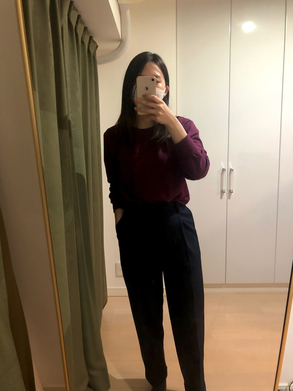 パープル系のニット/セーター、ブルー系のパンツを着用したレディースの秋コーディネートの2枚目の写真