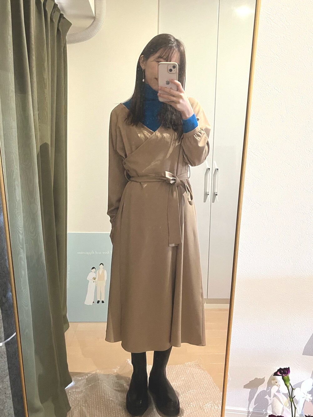 ベージュ系のワンピース/ドレス、ブルー系のニット/セーター、ブラック系のブーツを着用したレディースの冬コーディネートの2枚目の写真