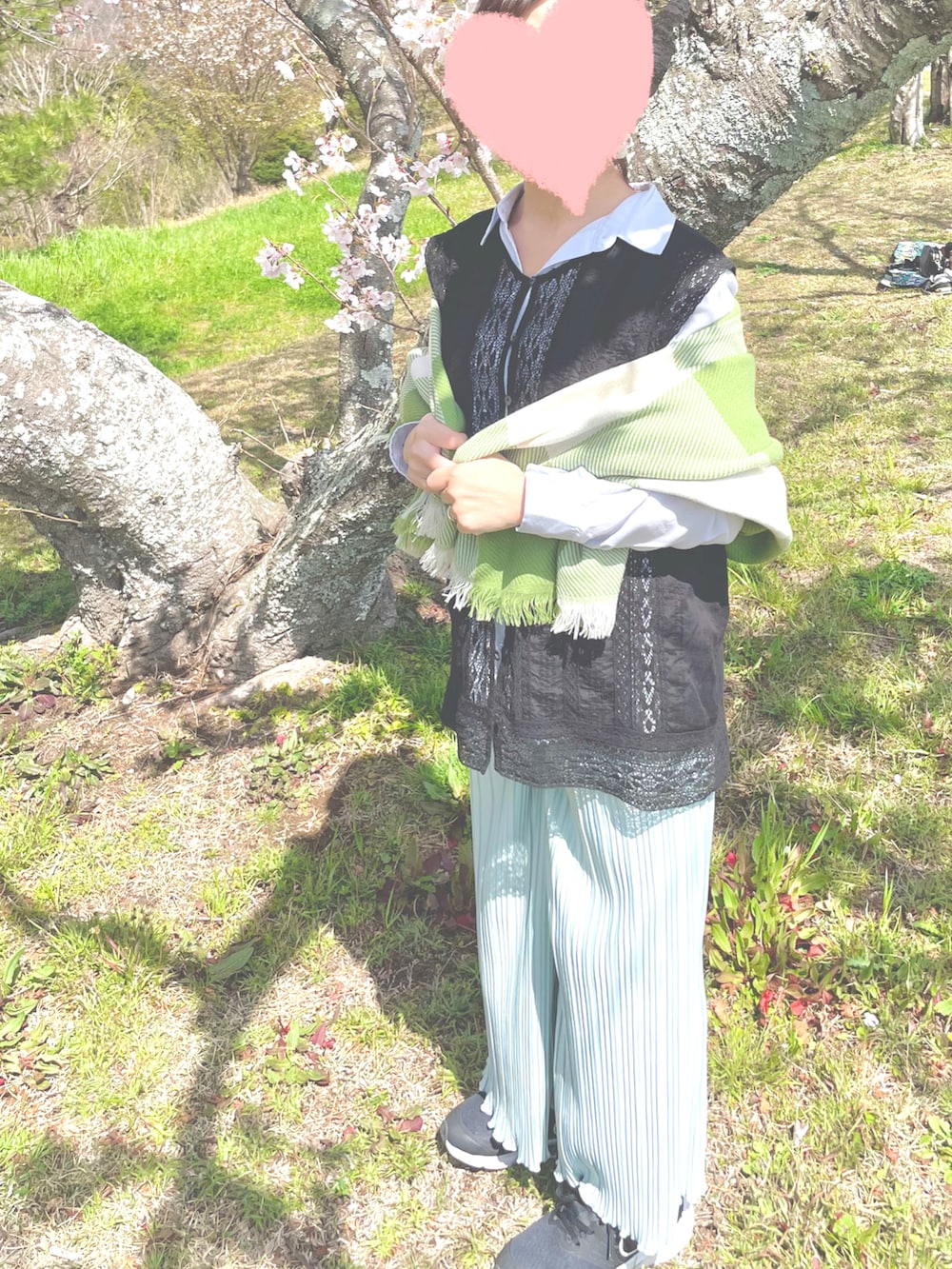 ブラック系のスニーカー、ブルー系のパンツ、ブルー系のデニムジャケットを着用したレディースの春コーディネートの3枚目の写真