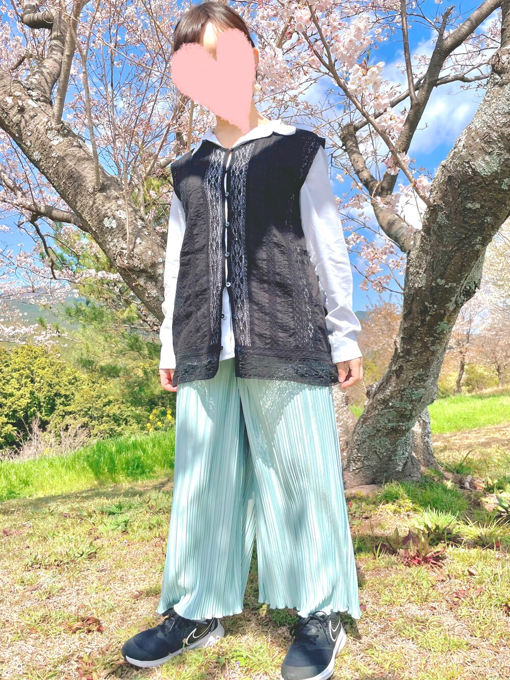 ブラック系のスニーカー、ブルー系のパンツ、ブルー系のデニムジャケットを着用したレディースの春コーディネートの2枚目の写真