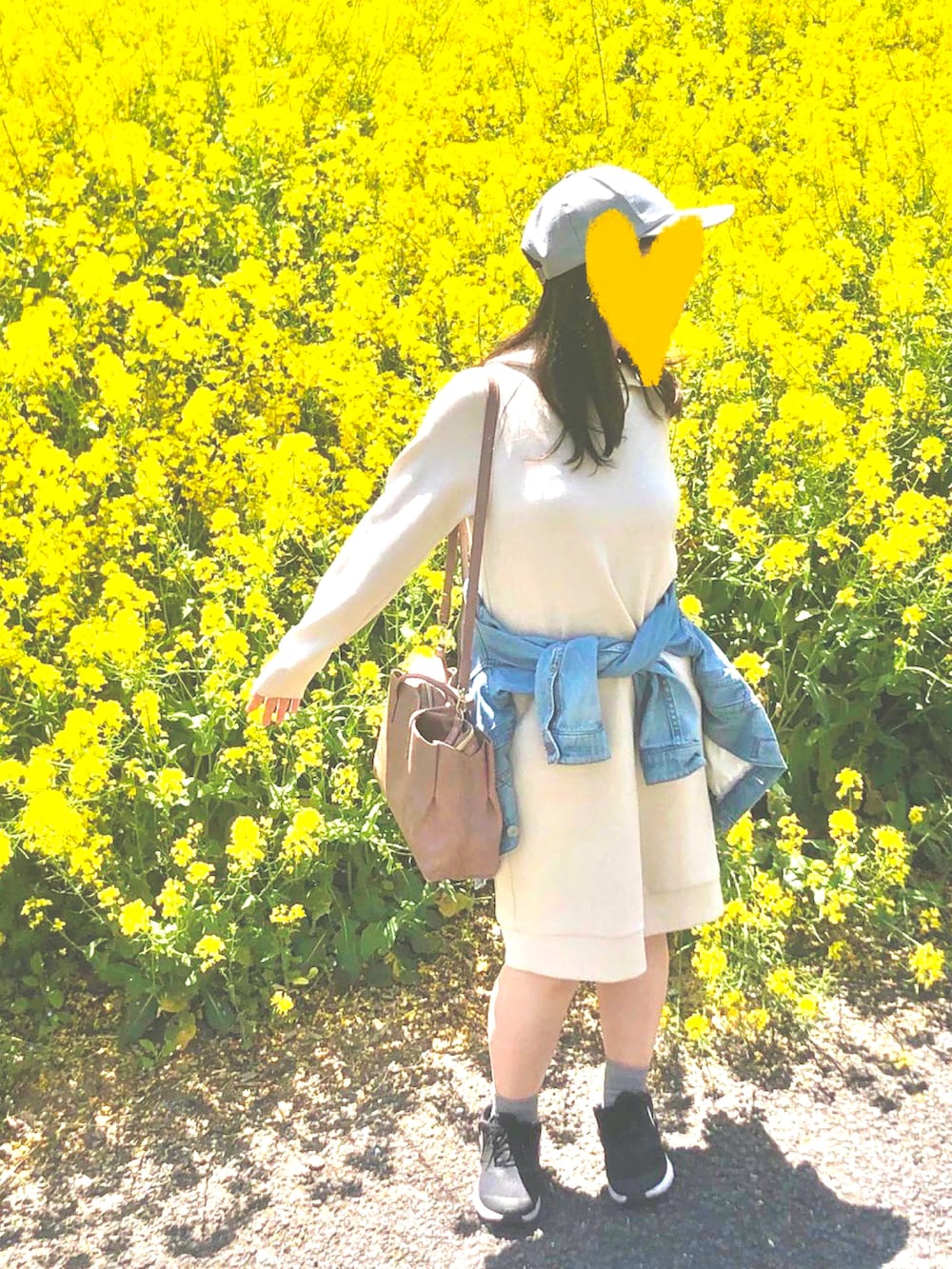 ホワイト系のワンピース/ドレス、ブルー系のデニムジャケット、ブラック系のスニーカーを着用したレディースの春コーディネートの2枚目の写真