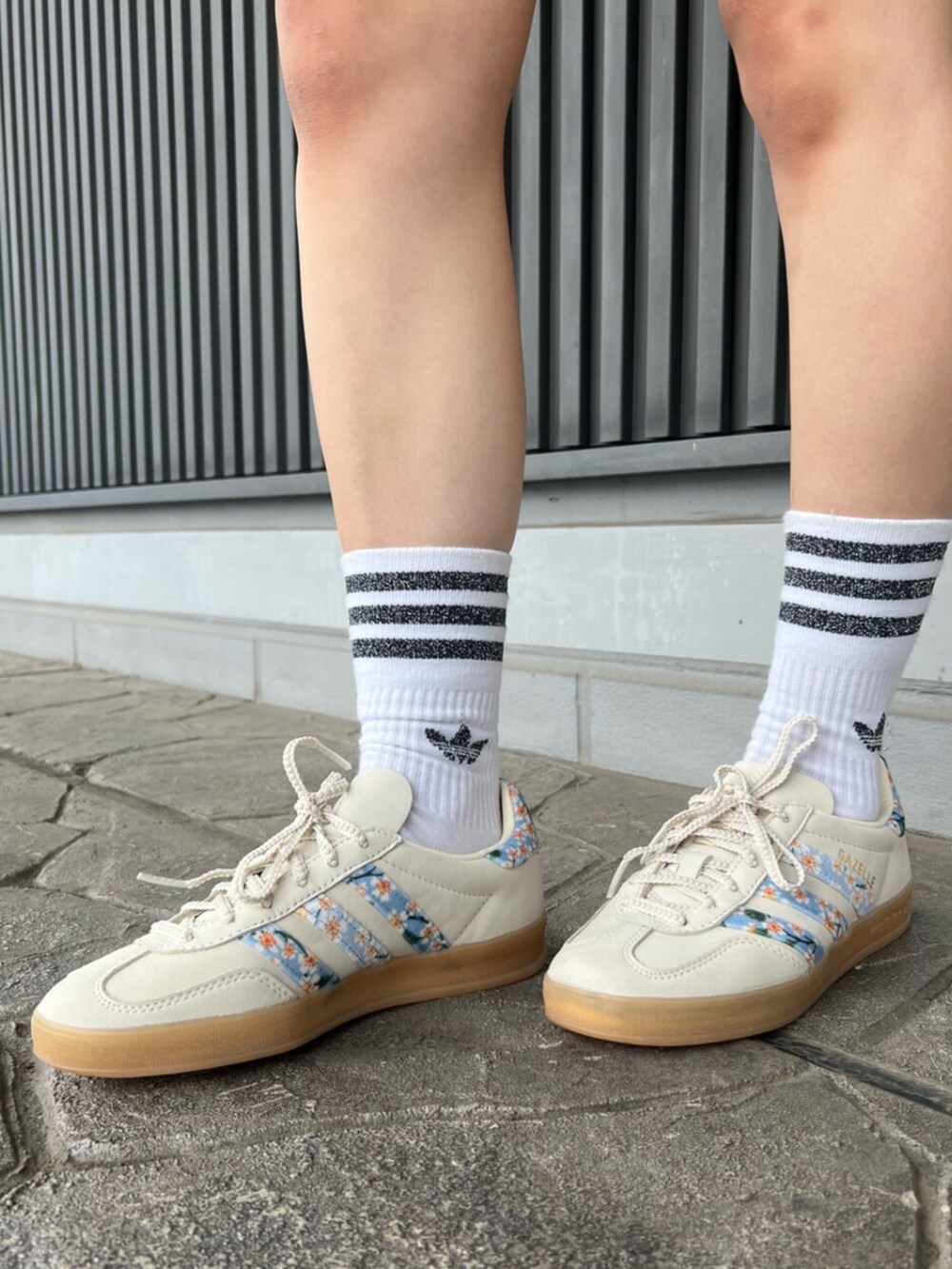 グリーン系のスウェット、グリーン系のその他パンツ、ホワイト系のシューズを着用したレディースの秋コーディネートの4枚目の写真