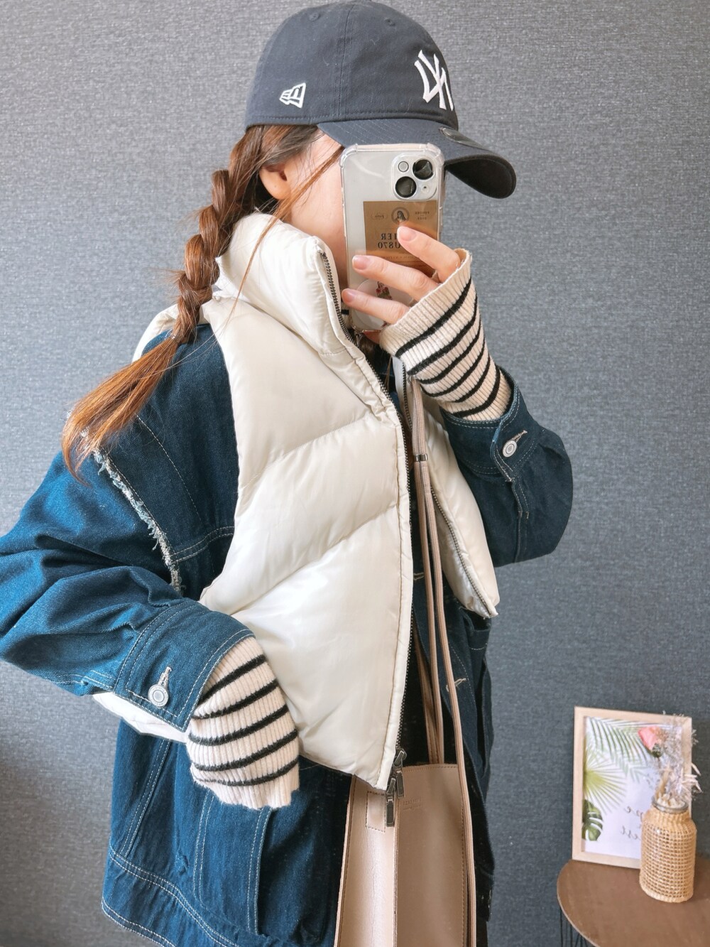 「デニムジャケット、ダウンベスト、レイヤードスタイル、ボーダー、ワンピース、カラーソックス、キャップ、NEW ERA、ショルダーバッグ、カジュアル、ママコーデ、三つ編み、ムートンブーツ、着回しコーデ、今日の髪型と服」｜「WEGOのWEGO/NEWERA Casual Classic（キャップ、ブルー系）」を使った、yu.さん（レディース・161cm）の春コーディネートの3枚目の写真