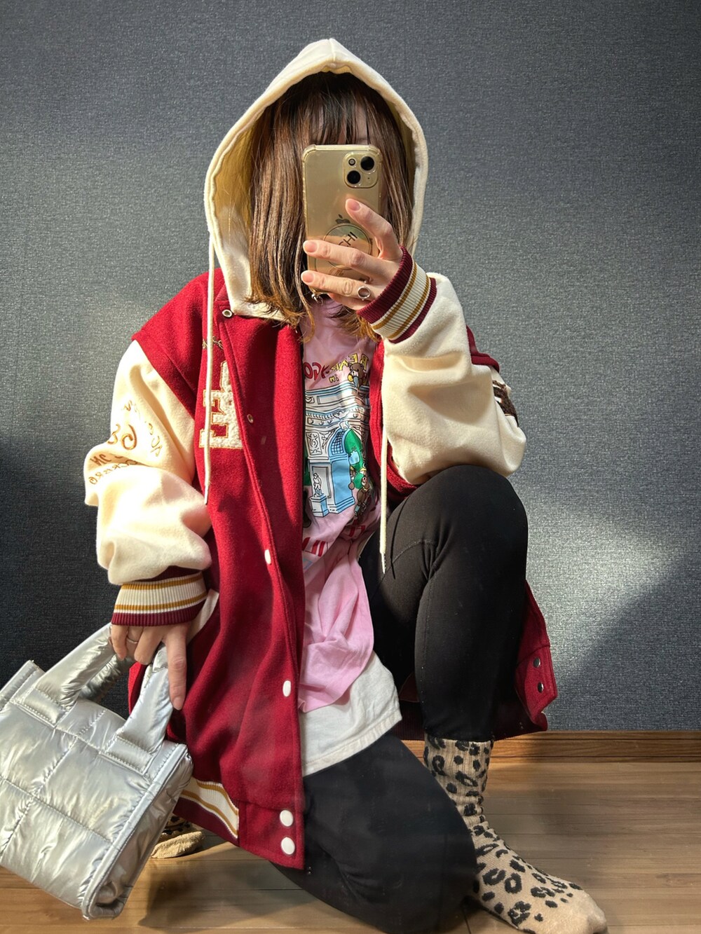 「スタジャン、ピンク、レオパード、甘辛mix、ミニスカート」｜「wee9sのvintage like bear tee / ヴィンテージライクベアーティー（Tシャツ/カットソー、ピンク系）」を使った、yu.さん（レディース・161cm）の冬コーディネートの3枚目の写真