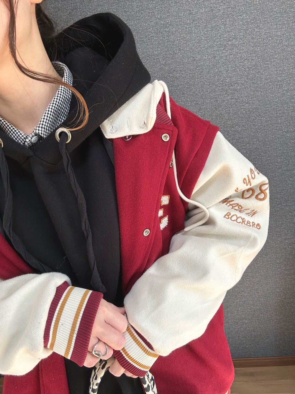 「スタジャン、パーカー、シャツスタイル、レイヤードスタイル、デニム、カジュアル、今日の髪型と服」｜「PICHIのボンディングBIGパーカー（パーカー、ブラック系）」を使った、yu.さん（レディース・161cm）の春コーディネートの3枚目の写真