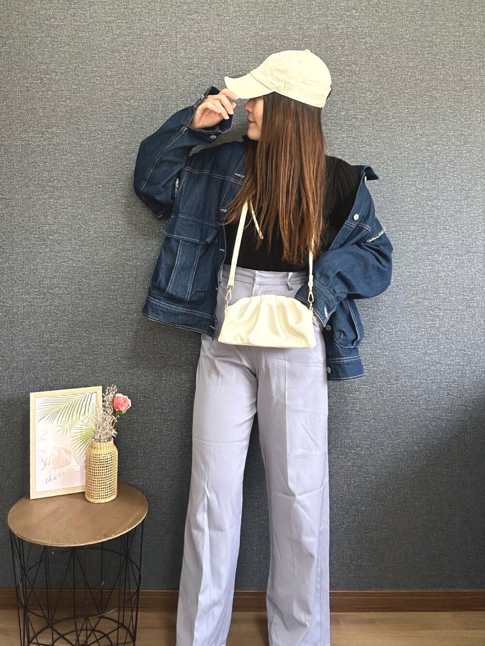 「デニムジャケット、カラーパンツ、キャップ、ショルダーバッグ、シンプルコーデ、カジュアルコーデ、着回しコーデ、ママコーデ、プチプラ」｜「fifthのギャザーデザインハンドバッグ（ハンドバッグ、ホワイト系）」を使った、yu.さん（レディース・161cm）の春コーディネートの2枚目の写真