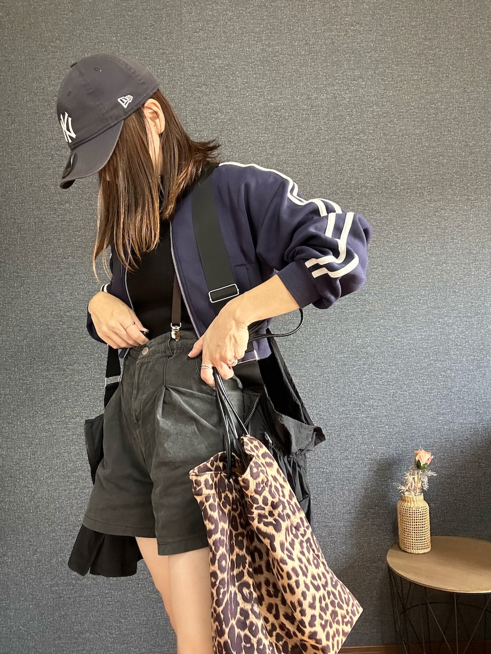 「トラックジャケット、ベスト、ショートパンツ、キャップ」｜「Heatherのショートトラックジャケット　973574（ジャージ、ブルー系）」を使った、yu.さん（レディース・161cm）の秋コーディネートの2枚目の写真