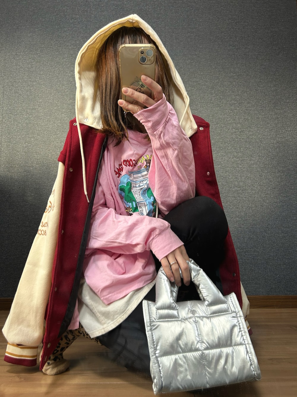 「スタジャン、ピンク、レオパード、甘辛mix、ミニスカート」｜「wee9sのvintage like bear tee / ヴィンテージライクベアーティー（Tシャツ/カットソー、ピンク系）」を使った、yu.さん（レディース・161cm）の冬コーディネートの2枚目の写真