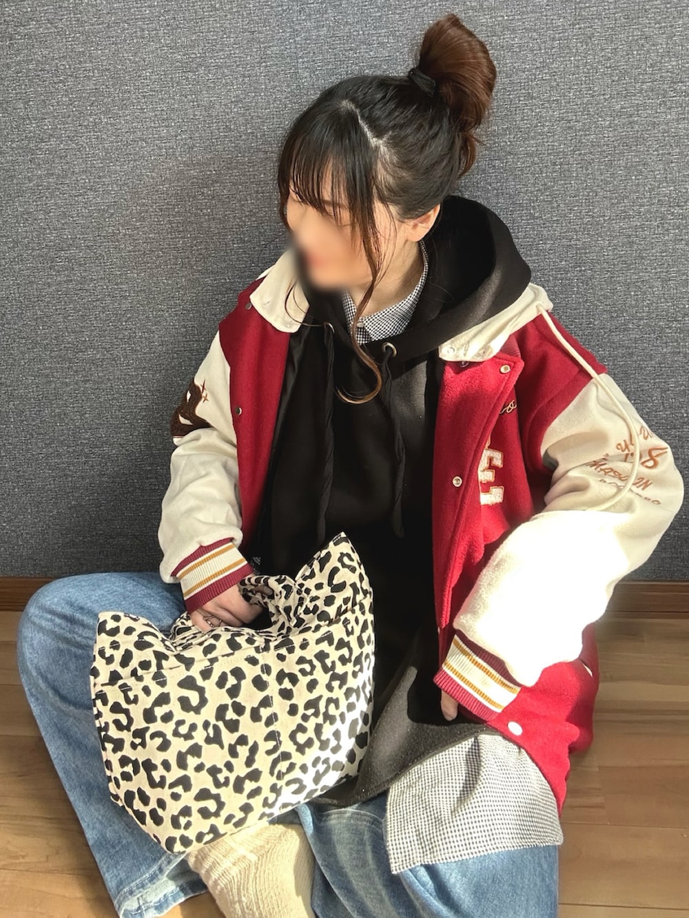 「スタジャン、パーカー、シャツスタイル、レイヤードスタイル、デニム、カジュアル、今日の髪型と服」｜「PICHIのボンディングBIGパーカー（パーカー、ブラック系）」を使った、yu.さん（レディース・161cm）の春コーディネートの2枚目の写真