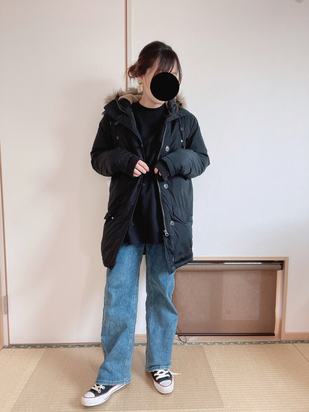 「ストリート、オーバーサイズ、ロンT、デニム、コンバース、ママコーデ、スニーカーコーデ、モノトーン、おだんごヘアー、ストリートフェス2023、むすこーで、キッズコーデ、4児ママ、マタニティ」|「Edit SheenのビッグシルエットシンプルロンT(Tシャツ/カットソー、ブラック系)」を使った、yu.さん(レディース・161cm)の冬コーディネートの3枚目の写真