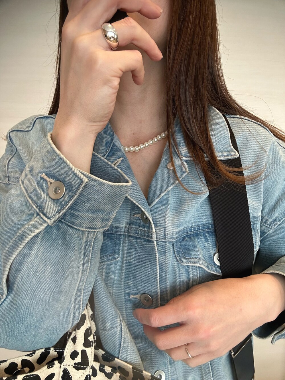 「デニムジャケット、レイヤードスタイル、ミニスカート、レオパード、厚底シューズ」｜「UNIQLOのデニムオーバーサイズジャケット（デニムジャケット、ブルー系）」を使った、yu.さん（レディース・161cm）の春コーディネートの3枚目の写真