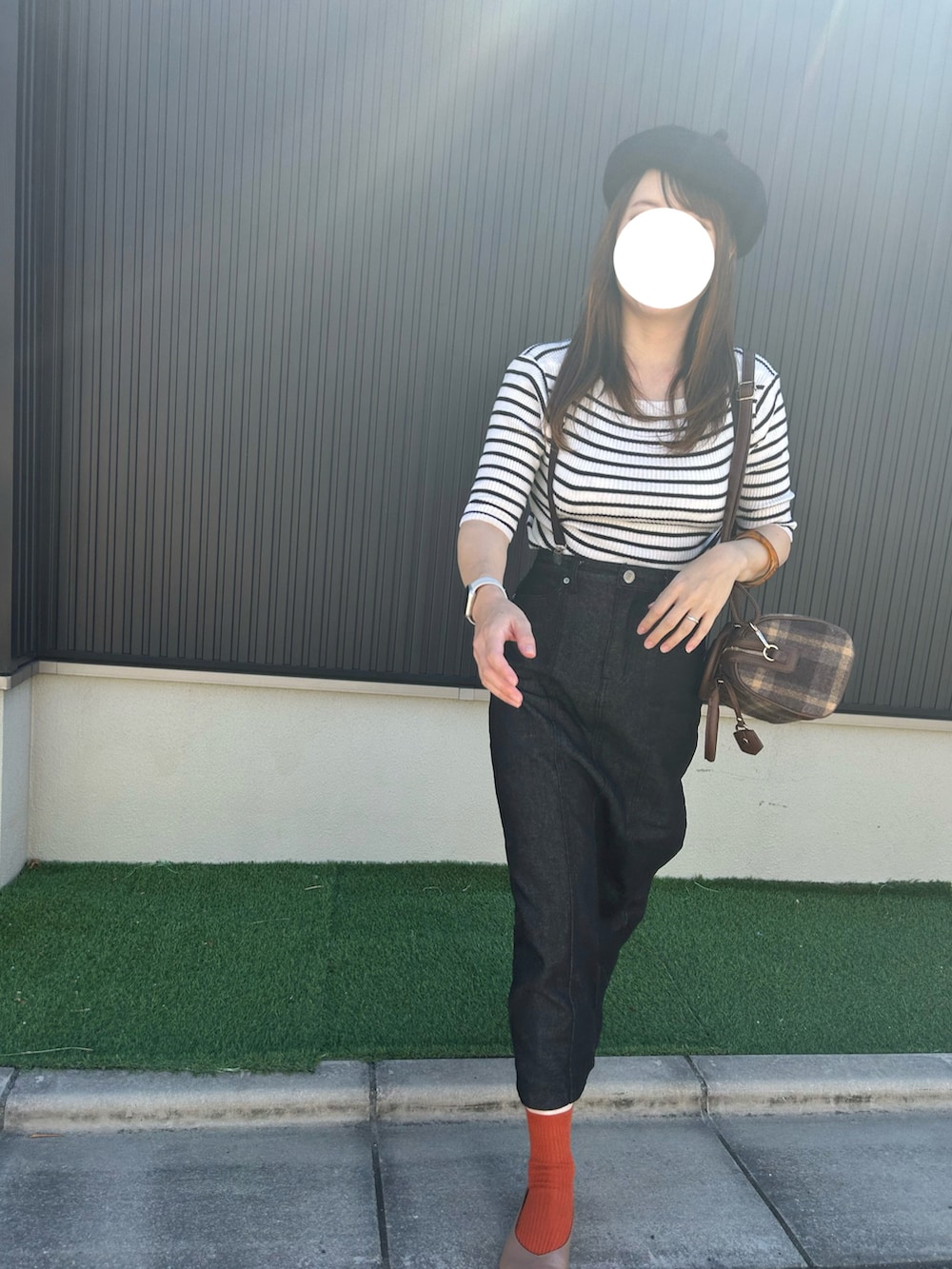 「ボーダー、デニムスカート、サスペンダー、ベレー帽、オレンジ、カラーソックス、チェック、ボストンバッグ、秋服準備はじめました、初秋コーデ、トラッド、今日のコスメと服、タックイン、ママコーデ、フレンチカジュアル」|「Edit Sheenの【SAORIセレクト】5分袖ボートネックリブニット(ニット/セーター、ホワイト系)」を使った、yu.さん(レディース・161cm)の夏コーディネートの3枚目の写真