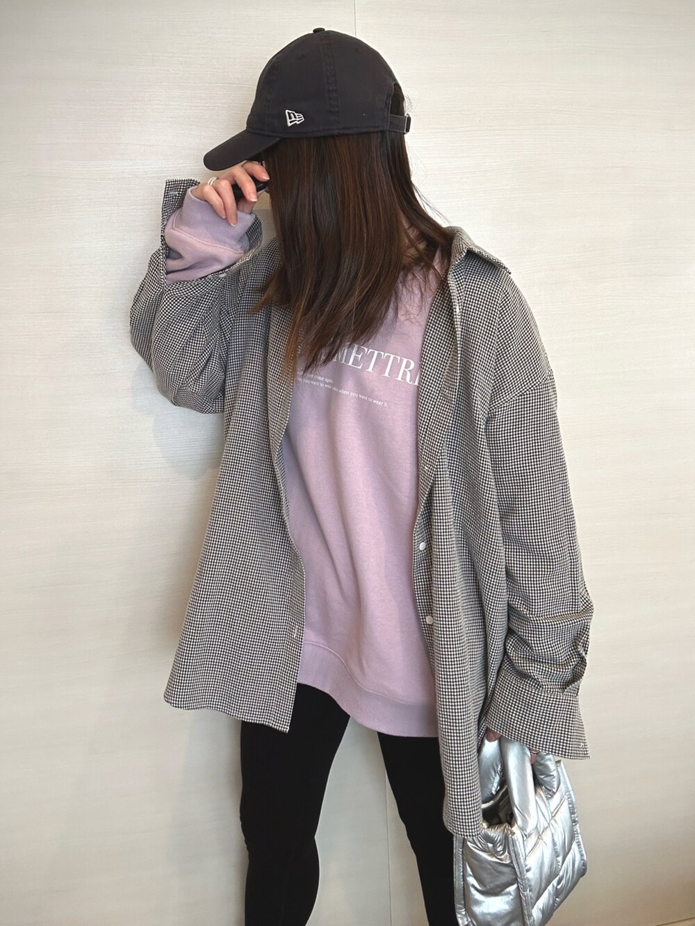 ブルー系のデニムジャケット、パープル系のスウェット、シルバー系のショルダーバッグを着用したレディースの春コーディネートの3枚目の写真