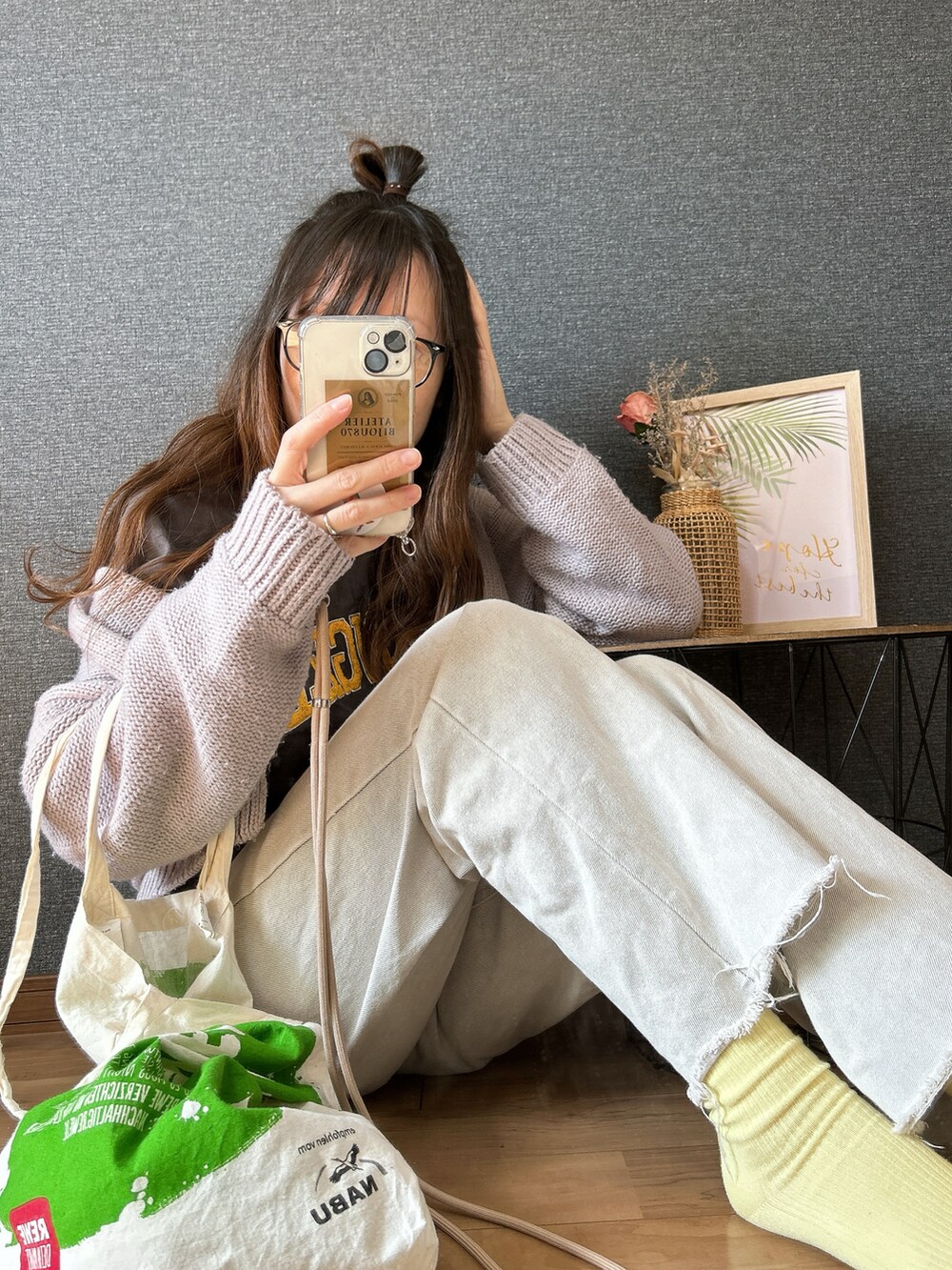 「カーディガン、デニム、デニムパンツ、ラフ、ゆるコーデ、カジュアルコーデ、トートバッグ、めがね、ヘアアレンジ、カラーソックス、春コーデ、ママコーデ、シンプルコーデ、美容部、今日の髪型と服」｜「fifthのローゲージショートニットカーディガン（カーディガン/ボレロ、パープル系）」を使った、yu.さん（レディース・161cm）の冬コーディネートの3枚目の写真