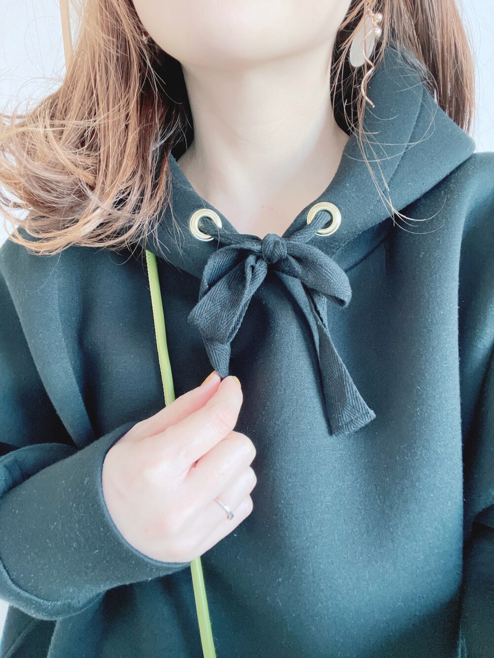 「パーカー、オーバーサイズ、チェック、スカート、ファミマ靴下、グリーン、カチューシャ、カジュアルガーリー、メガネ女子、ママコーデ、マタニティ、4児ママ、モノトーン、シンプルコーデ、編み込みバッグ」|「PICHIのボンディングBIGパーカー(パーカー、ブラック系)」を使った、yu.さん(レディース・161cm)の冬コーディネートの3枚目の写真