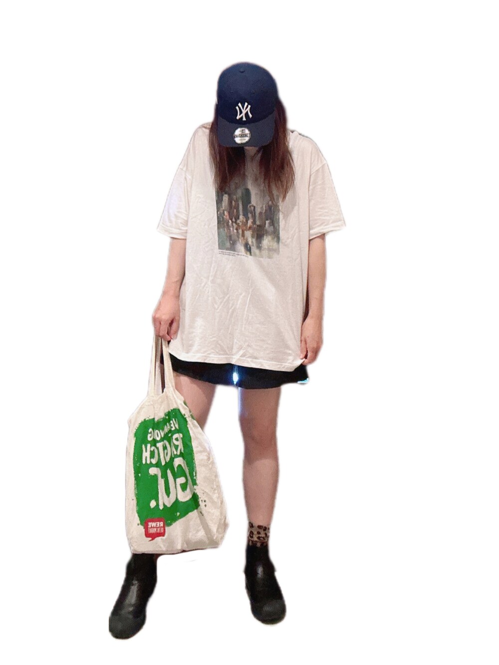 「ストリート、みんなの白Tフェス、白Tシャツ、プリントT、ショートパンツ、レオパード、柄ソックス、オーバーサイズ、レインブーツ、キャップ、NEW ERA、雨の日コーデ、シンプルコーデ、ママコーデ」|「fifthの【ユニセックス】オーバーサイズグラフィック柄シェアTシャツ(Tシャツ/カットソー、その他)」を使った、yu.さん(レディース・161cm)の夏コーディネートの2枚目の写真