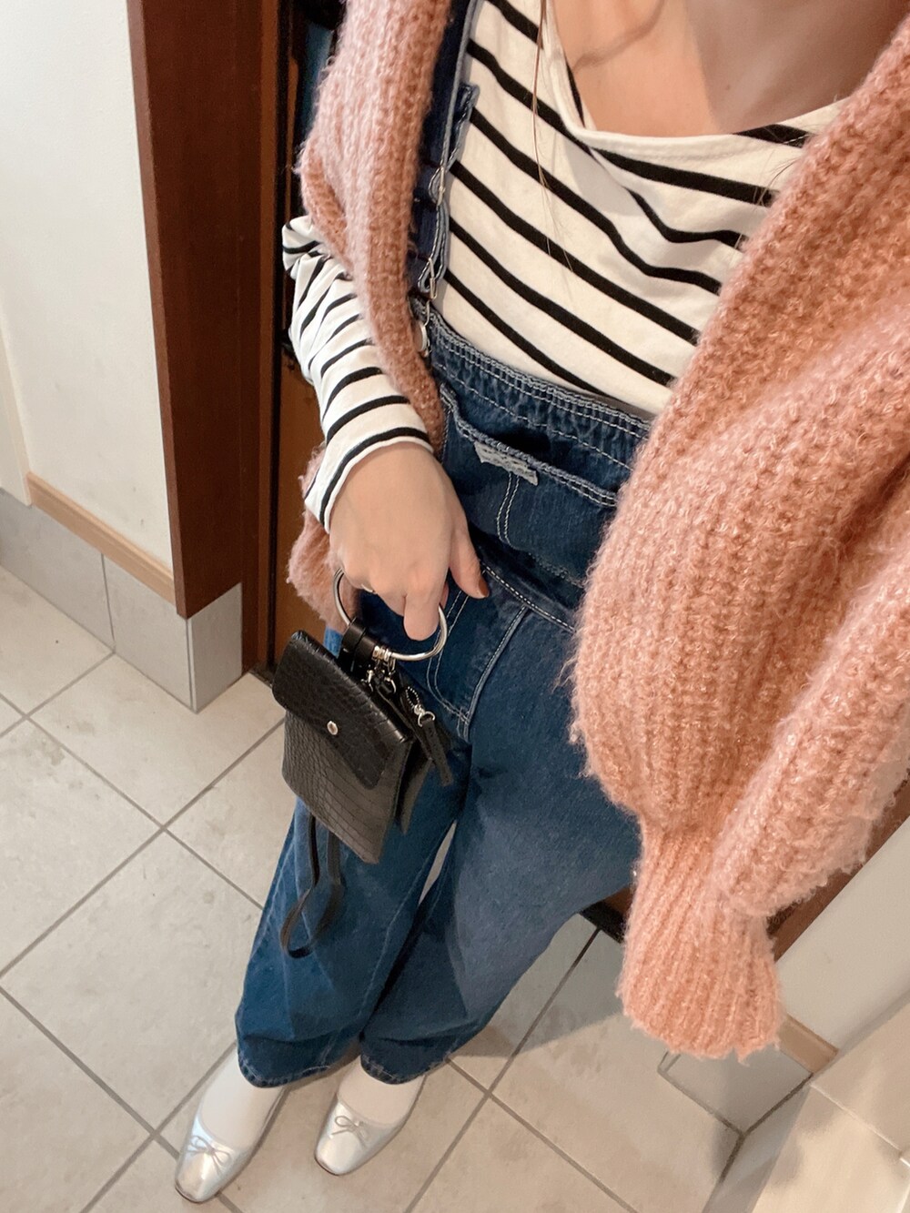 「デニムサロペット、バレエシューズ、ニットカーディガン、オトナカジュアル、デニムっていいよね、ヘアアレンジ、ママコーデ、fifth、fifthtl、ボーダー、カーディガン、ピンク」｜「Edit Sheenのボリュームニットカーデ（カーディガン/ボレロ、ピンク系）」を使った、yu.さん（レディース・161cm）の冬コーディネートの2枚目の写真