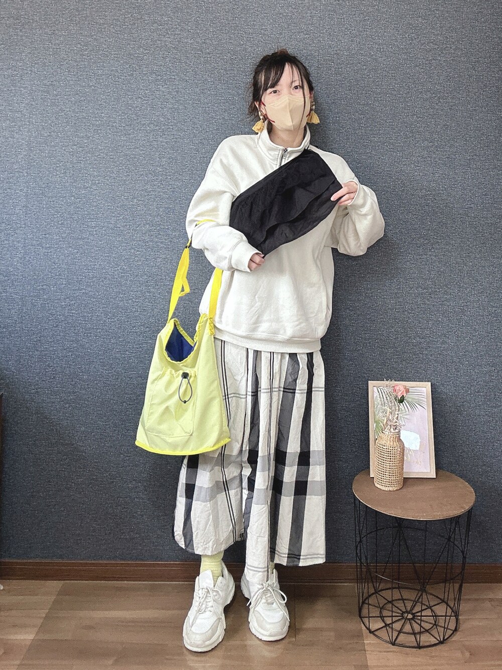 「ハーフジップ、スカート、チェック、レイヤードスタイル、付け襟、チュール、イエロー、春コーデ、春のおしゃ見えテクニック、カジュアルガーリー、春色、スニーカーコーデ、ママコーデ、着回しコーデ」｜「GUのアイテム（スニーカー、ホワイト系）」を使った、yu.さん（レディース・161cm）の春コーディネートの2枚目の写真