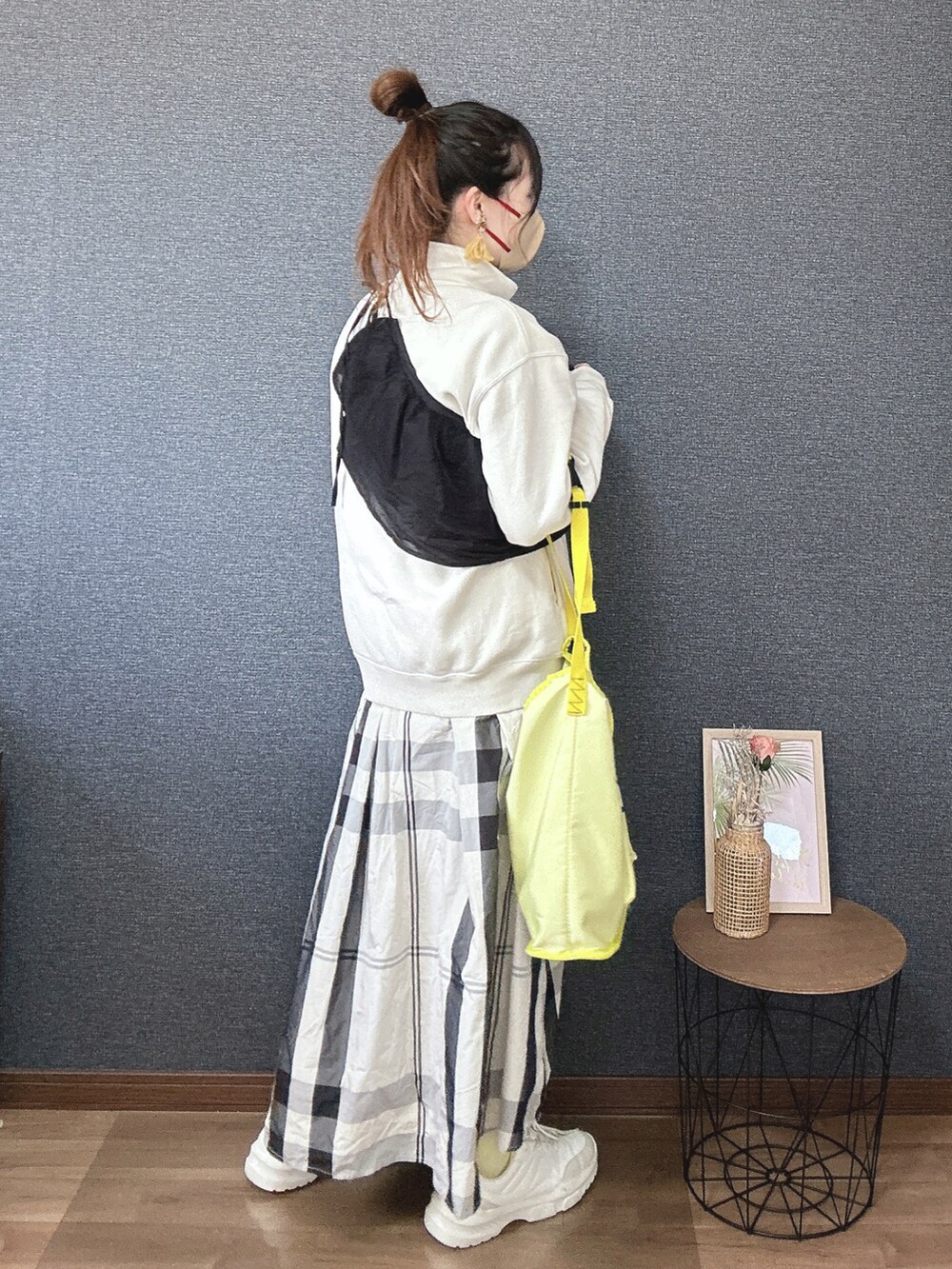 「ハーフジップ、スカート、チェック、レイヤードスタイル、付け襟、チュール、イエロー、春コーデ、春のおしゃ見えテクニック、カジュアルガーリー、春色、スニーカーコーデ、ママコーデ、着回しコーデ」｜「GUのアイテム（スニーカー、ホワイト系）」を使った、yu.さん（レディース・161cm）の春コーディネートの3枚目の写真