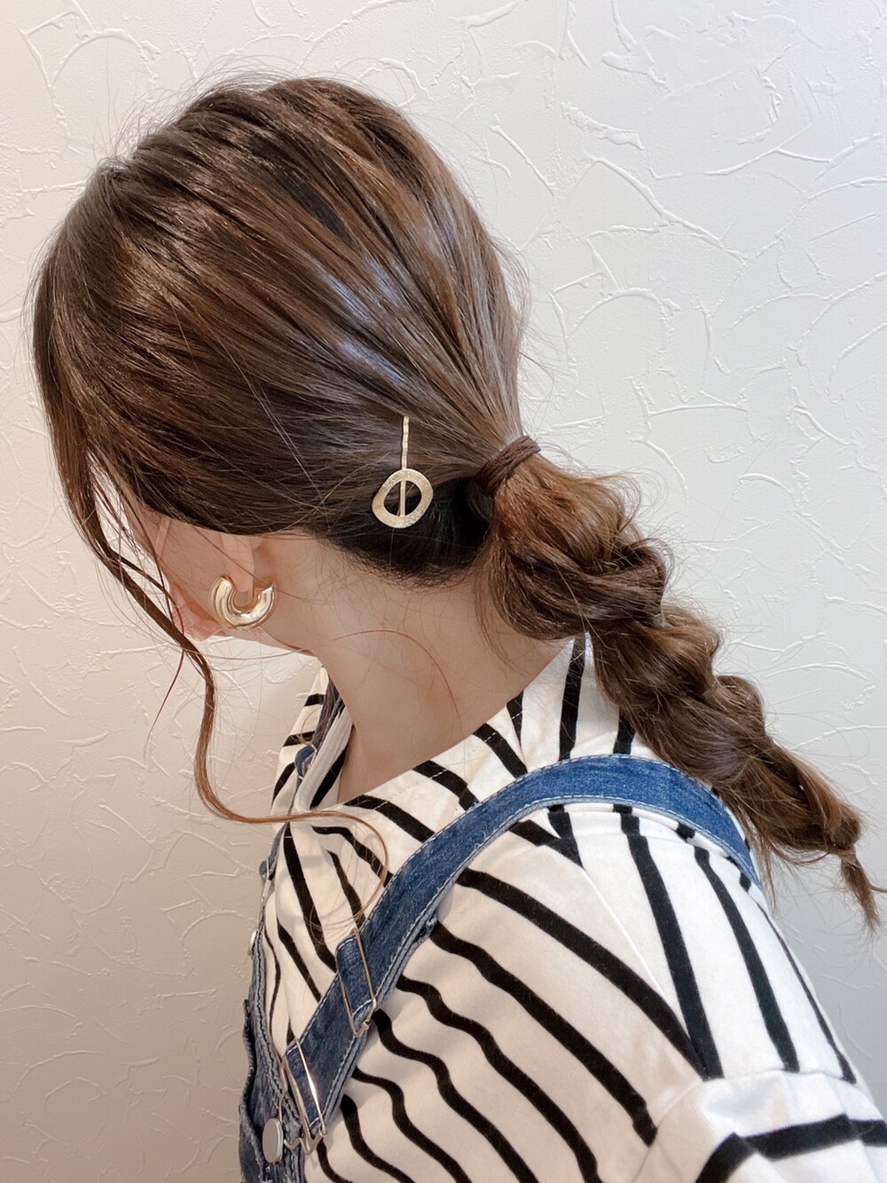「デニムサロペット、バレエシューズ、ニットカーディガン、オトナカジュアル、デニムっていいよね、ヘアアレンジ、ママコーデ、fifth、fifthtl、ボーダー、カーディガン、ピンク」｜「Edit Sheenのボリュームニットカーデ（カーディガン/ボレロ、ピンク系）」を使った、yu.さん（レディース・161cm）の冬コーディネートの3枚目の写真