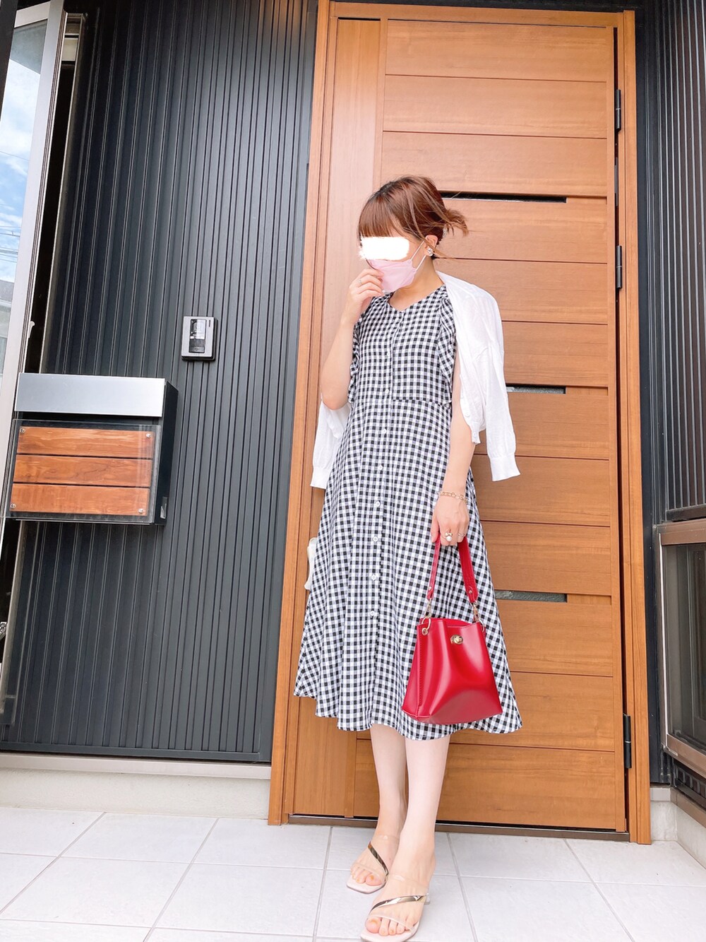 「春服デビュー宣言、デニムジャケット、ギンガムチェック、ワンピース、赤バレエシューズ、きれいめカジュアル、袖ロールアップ、着回しコーデ、ママコーデ、マタニティ、臨月、フェミニン」|「Edit Sheenのロングストラップポーチショルダー(ショルダーバッグ、オレンジ系)」を使った、yu.さん(レディース・161cm)の春コーディネートの3枚目の写真