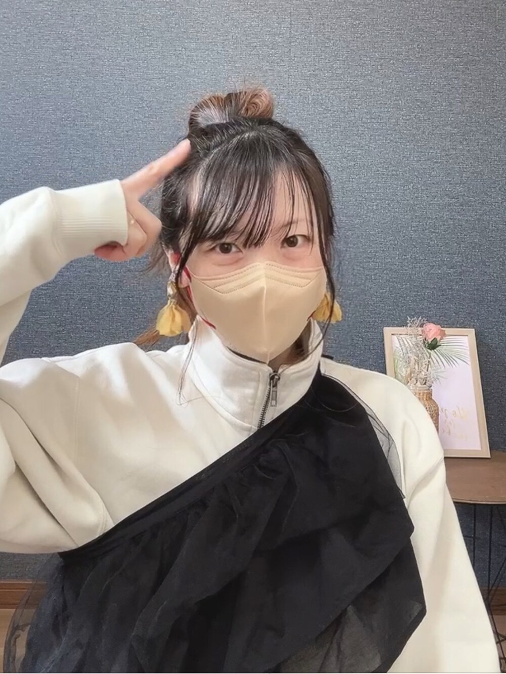 「ハーフジップ、スカート、チェック、レイヤードスタイル、付け襟、チュール、イエロー、春コーデ、春のおしゃ見えテクニック、カジュアルガーリー、春色、スニーカーコーデ、ママコーデ、着回しコーデ」｜「GUのアイテム（スニーカー、ホワイト系）」を使った、yu.さん（レディース・161cm）の春コーディネートの5枚目の写真