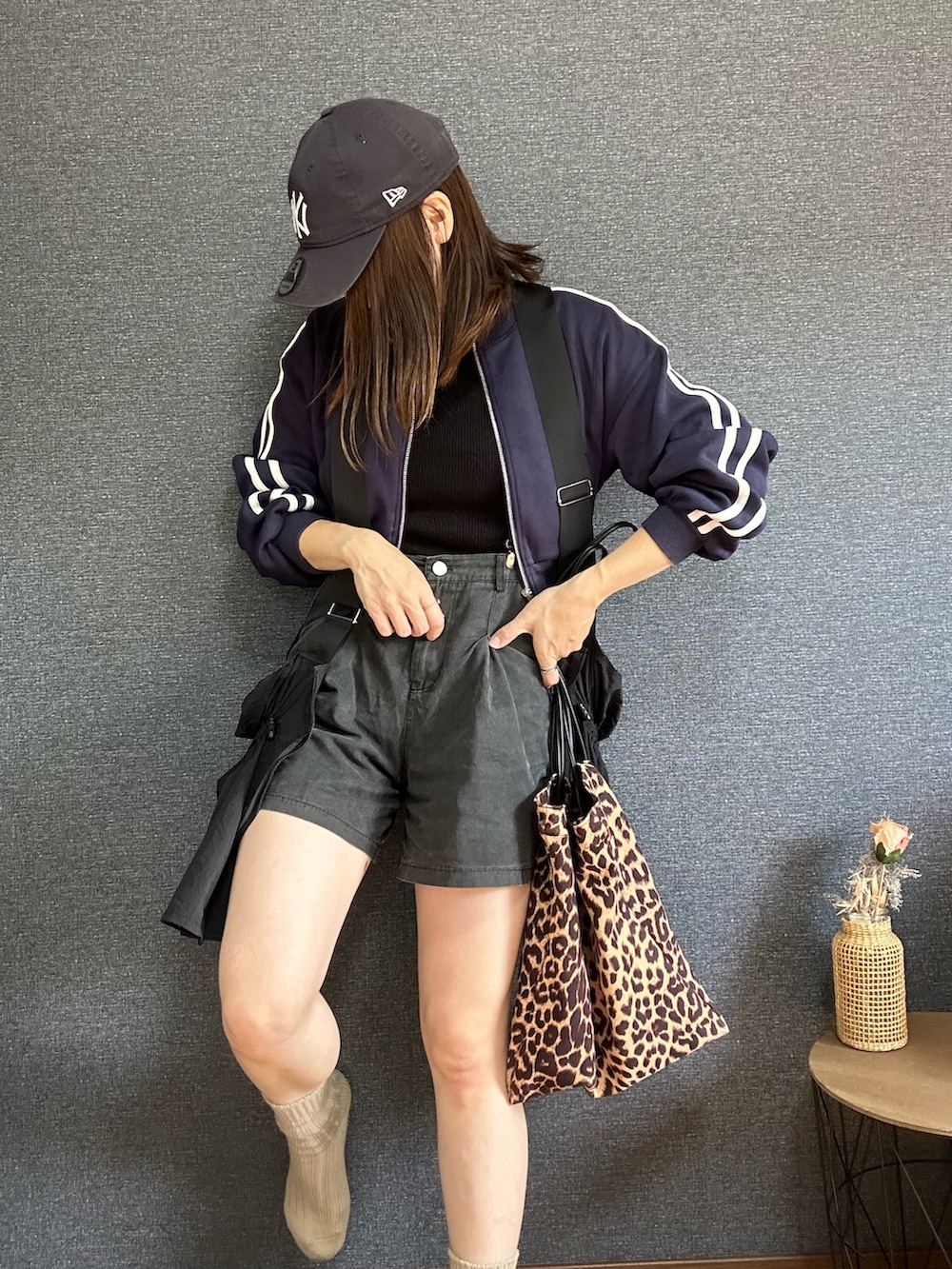 「トラックジャケット、ベスト、ショートパンツ、キャップ」｜「Heatherのショートトラックジャケット　973574（ジャージ、ブルー系）」を使った、yu.さん（レディース・161cm）の秋コーディネートの3枚目の写真