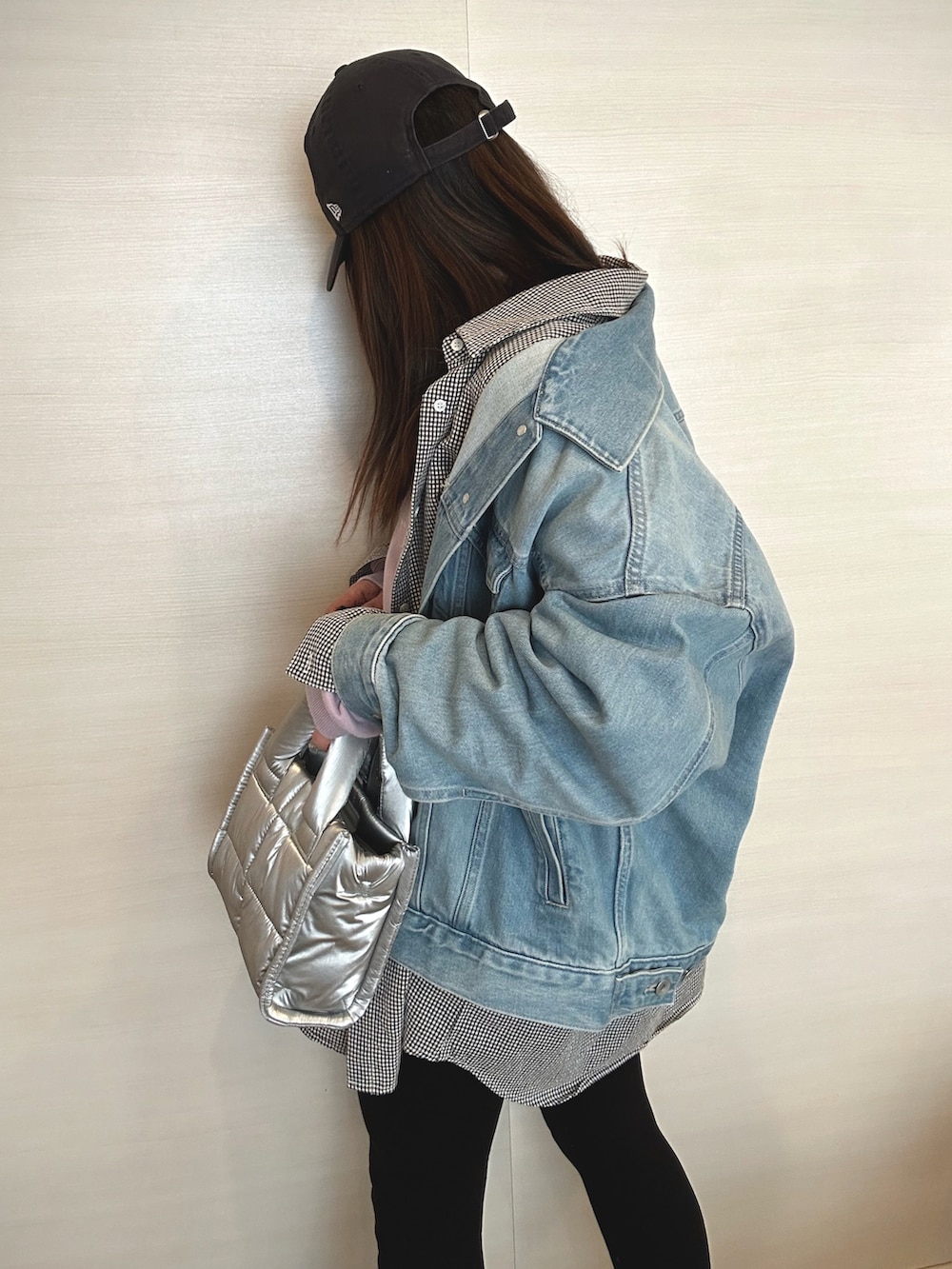 ブルー系のデニムジャケット、パープル系のスウェット、シルバー系のショルダーバッグを着用したレディースの春コーディネートの2枚目の写真