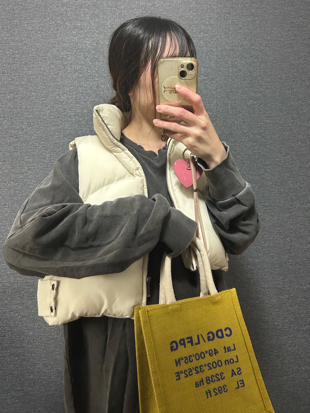 yu.さんの「SHORT DOWN VEST ... ECRU（CFT.）」を使ったコーディネートの2枚目の写真