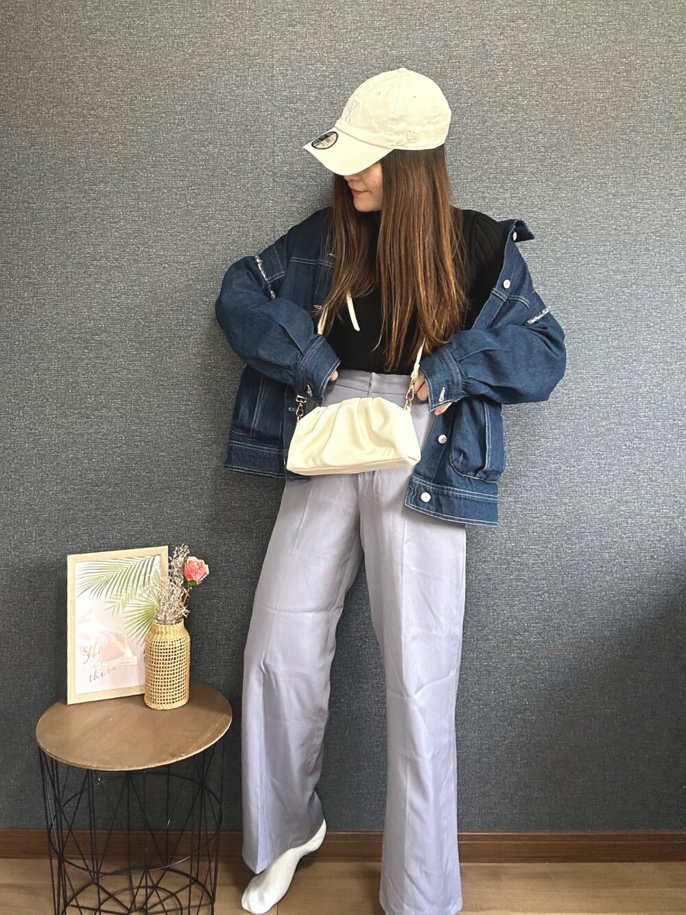 「デニムジャケット、カラーパンツ、キャップ、ショルダーバッグ、シンプルコーデ、カジュアルコーデ、着回しコーデ、ママコーデ、プチプラ」｜「fifthのギャザーデザインハンドバッグ（ハンドバッグ、ホワイト系）」を使った、yu.さん（レディース・161cm）の春コーディネートの3枚目の写真