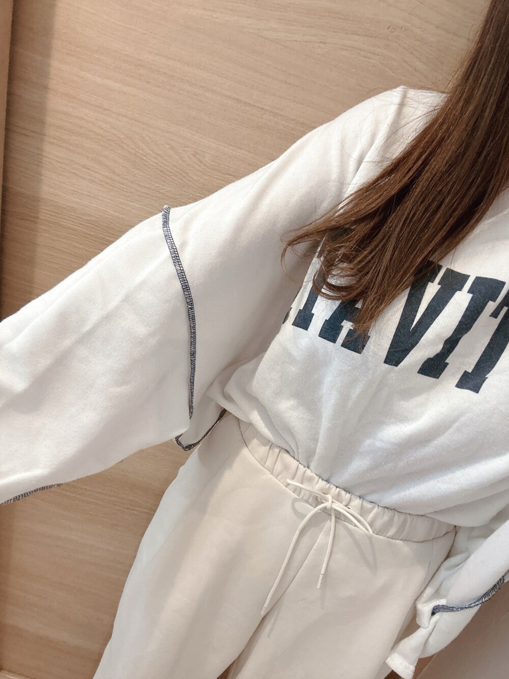 「ファッションを楽しもう、シャツスタイル、チェック、スウェット、スウェットパンツ、タックイン、キャップ、ムートン、コーデュロイ、淡色コーデ、プチプラ、ワントーンコーデ、秋冬コーデ、ママコーデ、カジュアルコーデ」｜「GUのウォームムートンタッチスリッパ（シューズ、ブラウン系）」を使った、yu.さん（レディース・161cm）の秋コーディネートの4枚目の写真