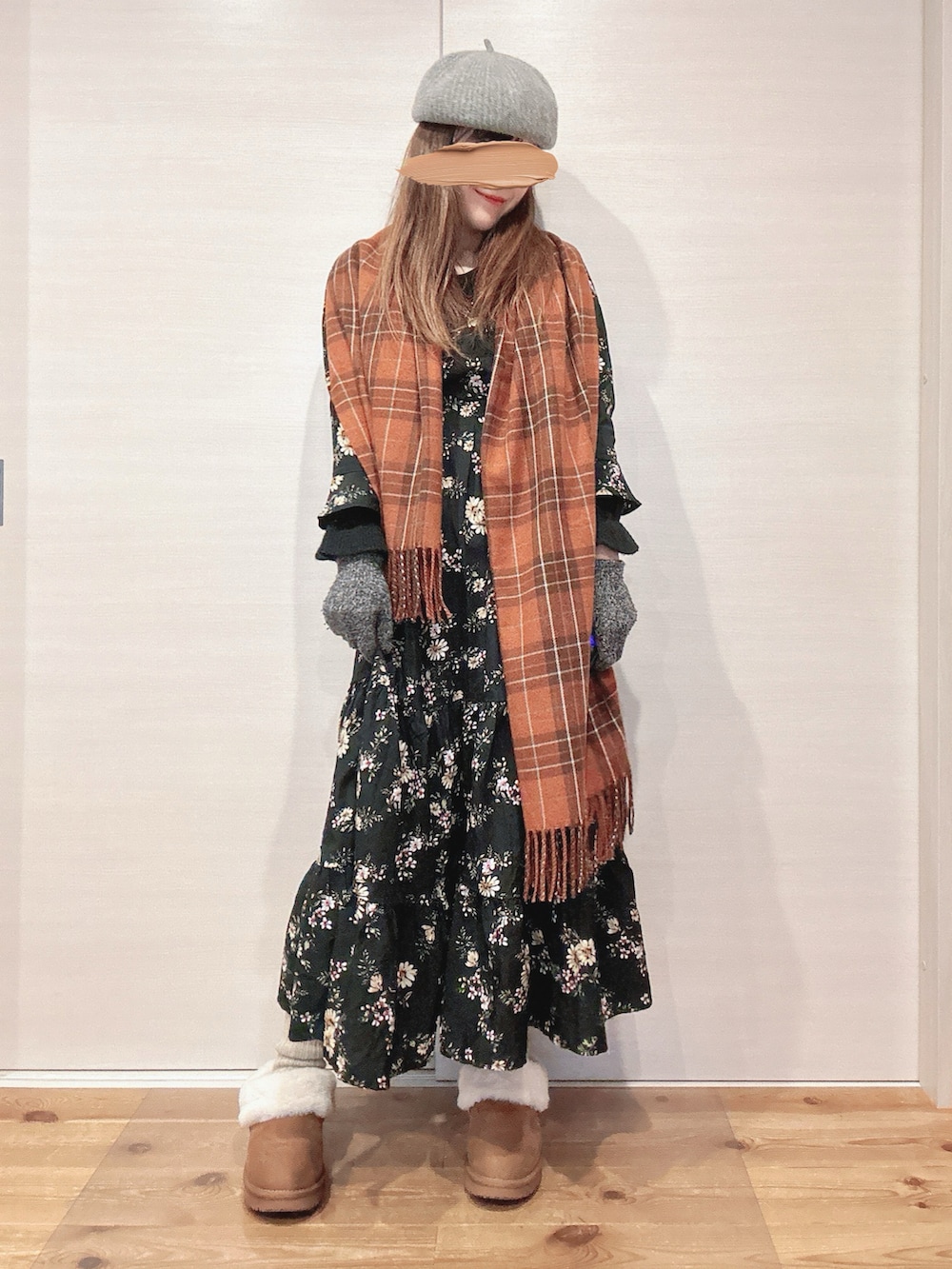 「追いコーデ、花柄、ワンピース、チェック、ストール、ムートンブーツ、ルーズソックス、ベレー帽、柄×柄、ママコーデ、カジュアルガーリー、ハッシーさんフェス、マフラーぐるぐる、ハッシーさんの嫁ッシーさんフェス」｜「fifthのウール混ベレー帽（ハンチング/ベレー帽、グレー系）」を使った、yu.さん（レディース・161cm）の冬コーディネートの2枚目の写真