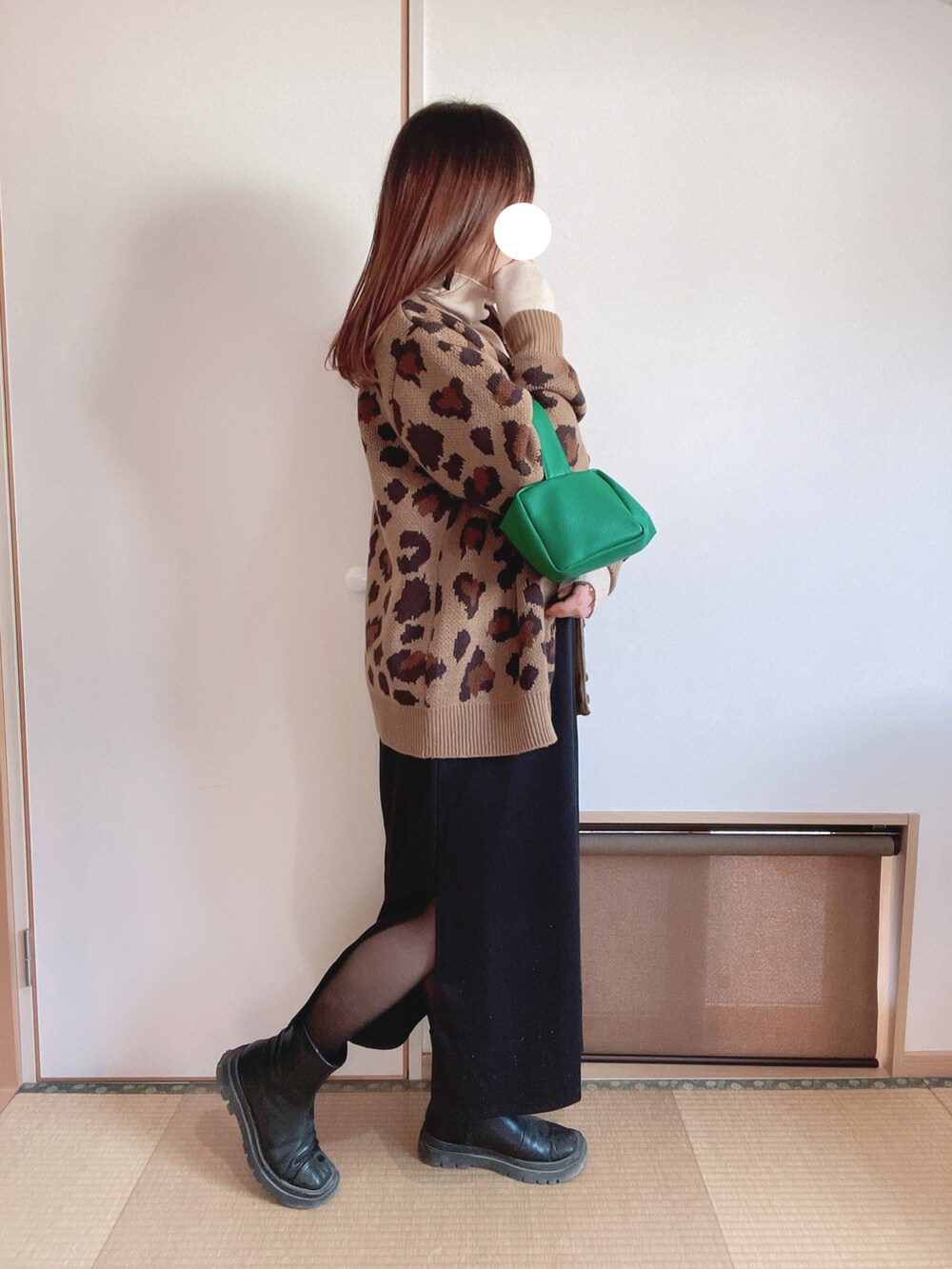 「レオパード、勝手にレオパ部🐒、カーディガン、ワンピース、モノトーン、タートルネック、バケットハット、グリーン、ハンドバッグ、WEGO、ママコーデ、フェイクタイツ、4児」｜「WEGOのWEGO/ドロップショルダー総柄カーディガン（カーディガン/ボレロ、その他）」を使った、yu.さん（レディース・161cm）の冬コーディネートの2枚目の写真