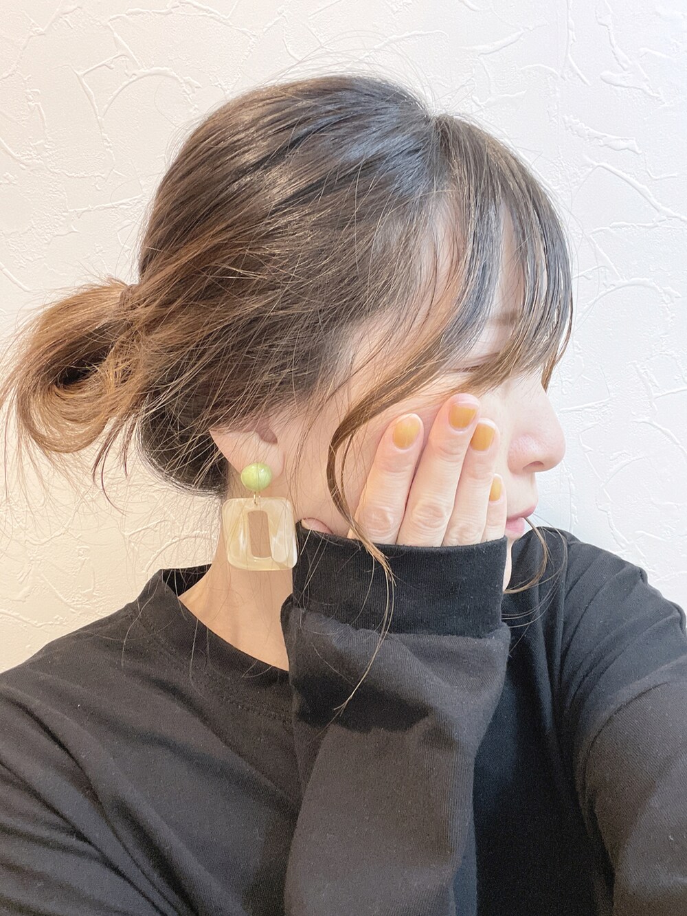「ストリート、オーバーサイズ、ロンT、デニム、コンバース、ママコーデ、スニーカーコーデ、モノトーン、おだんごヘアー、ストリートフェス2023、むすこーで、キッズコーデ、4児ママ、マタニティ」|「Edit SheenのビッグシルエットシンプルロンT(Tシャツ/カットソー、ブラック系)」を使った、yu.さん(レディース・161cm)の冬コーディネートの5枚目の写真